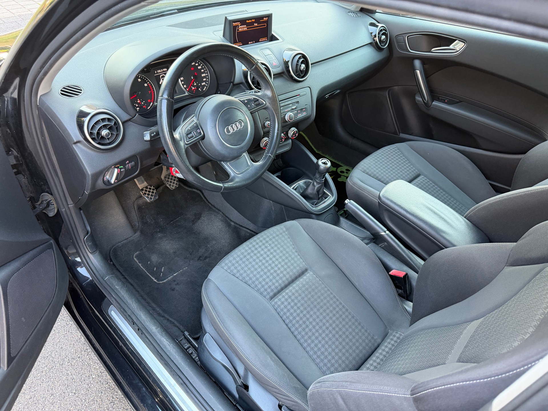 AUDI A1 1.2 TFSI Attraction-image-8