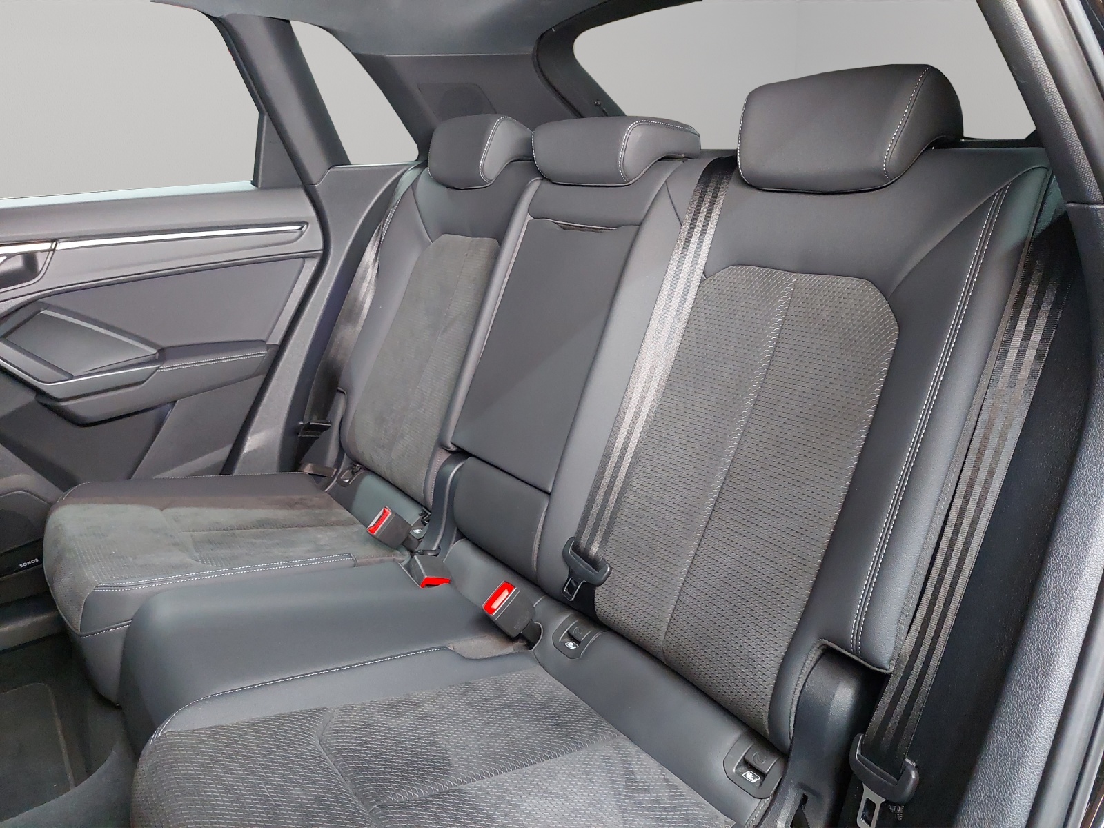 AUDI Q3 45 TFSI e S line S-tronic-image-7
