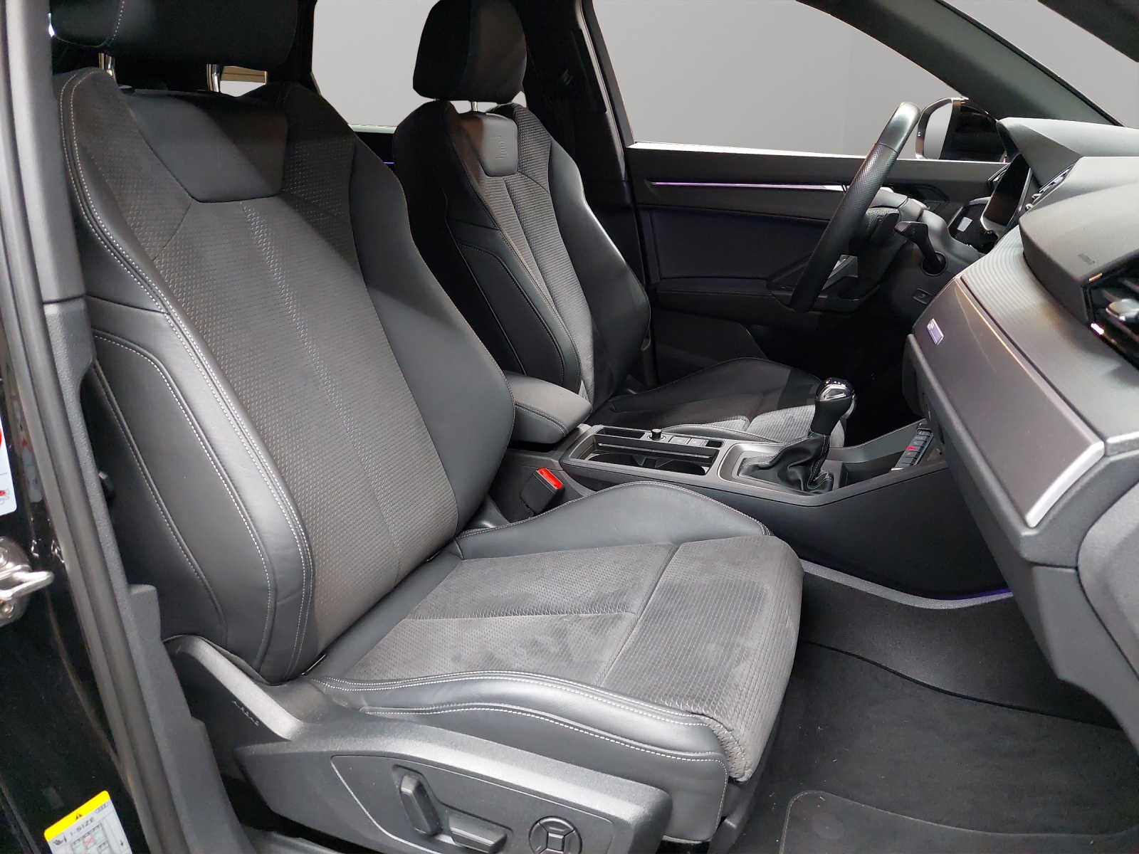 AUDI Q3 45 TFSI e S line S-tronic-image-8