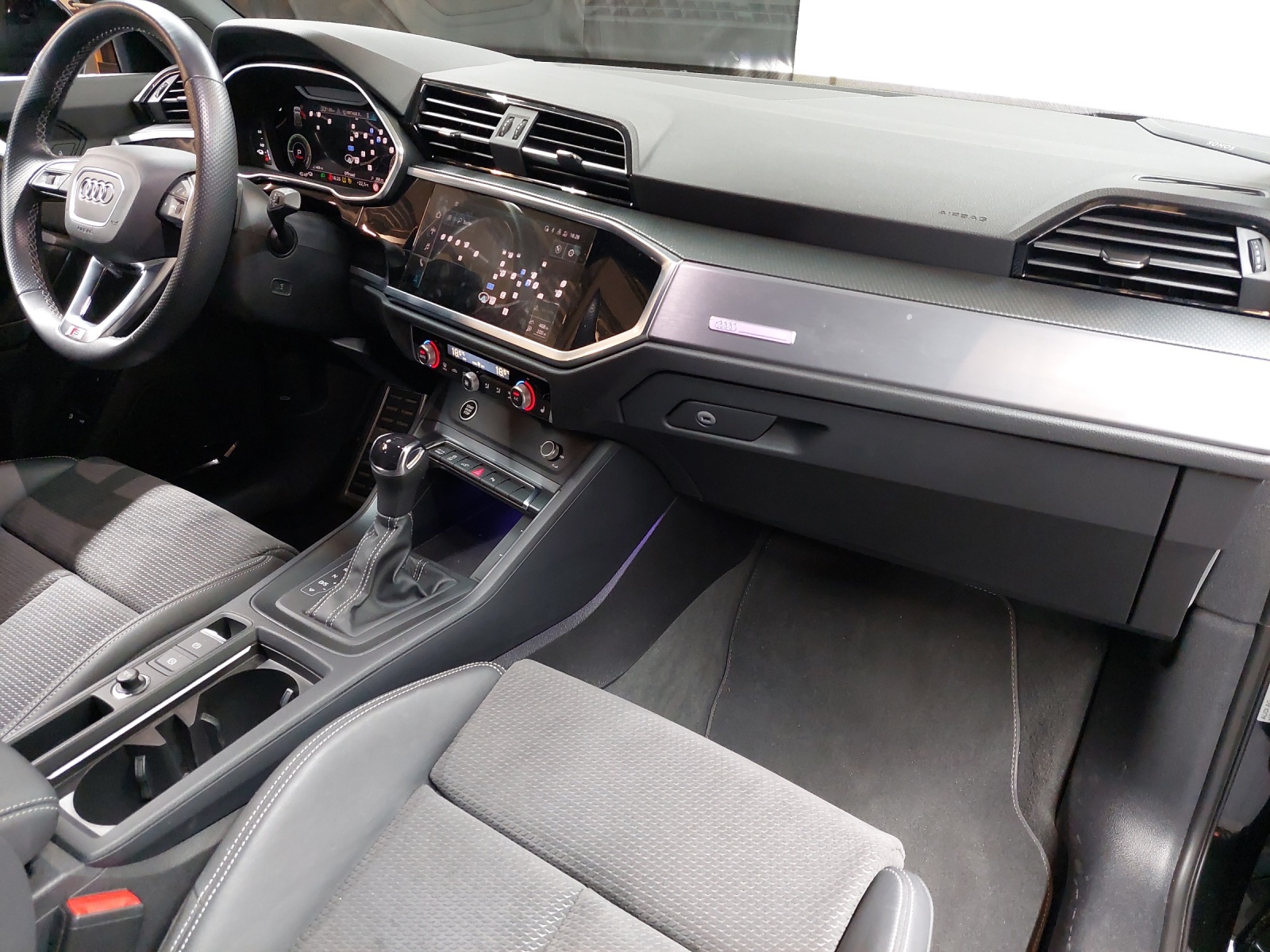 AUDI Q3 45 TFSI e S line S-tronic-image-9