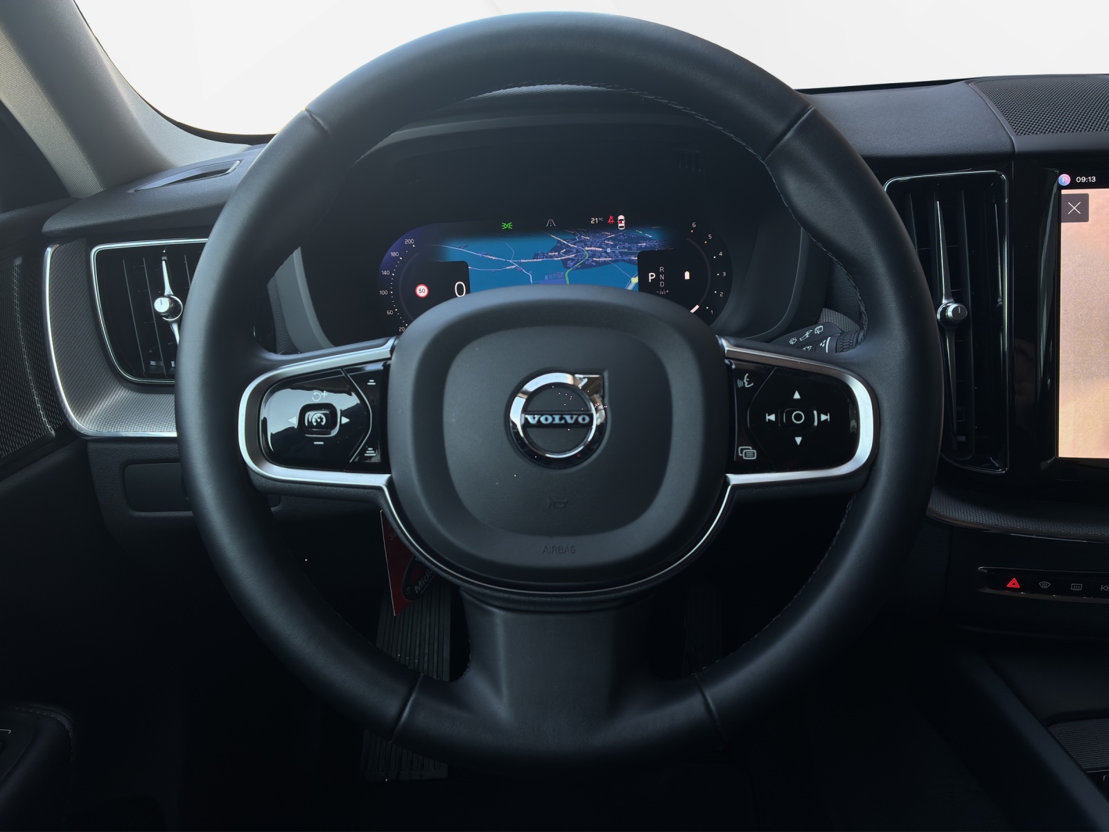 VOLVO XC60 2.0 B4 MH Plus Dark AWD-image-11