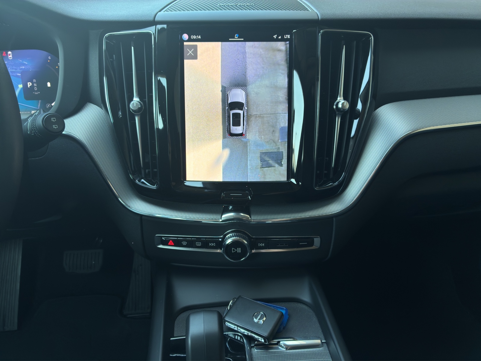 VOLVO XC60 2.0 B4 MH Plus Dark AWD-image-13