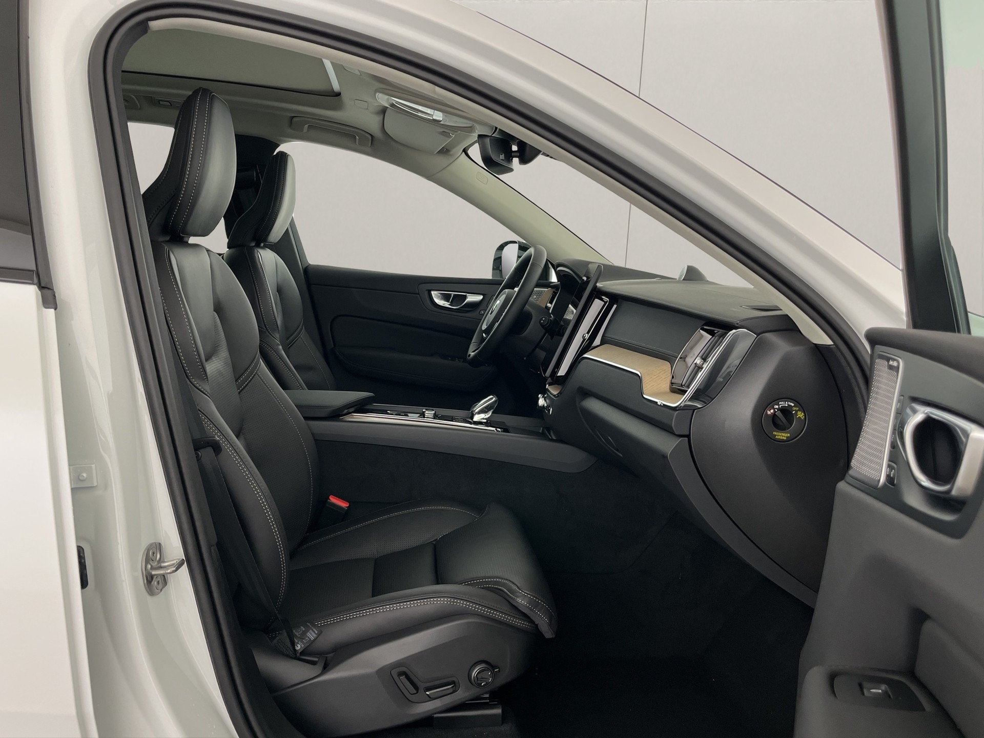 VOLVO XC60 2.0 T8 TE Ultra Dark eAWD-image-13