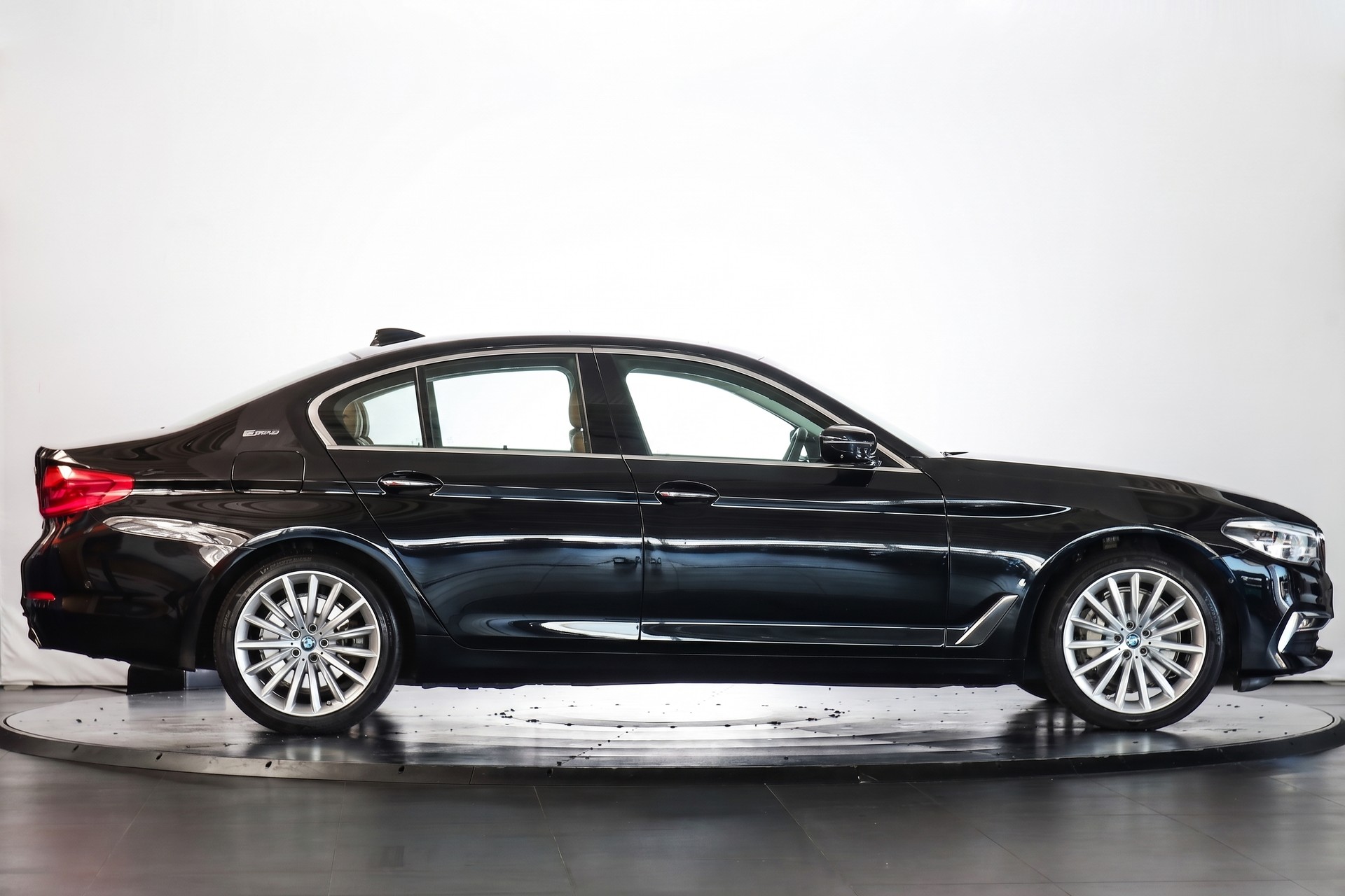 BMW 530e iPerformance Steptronic-image-4