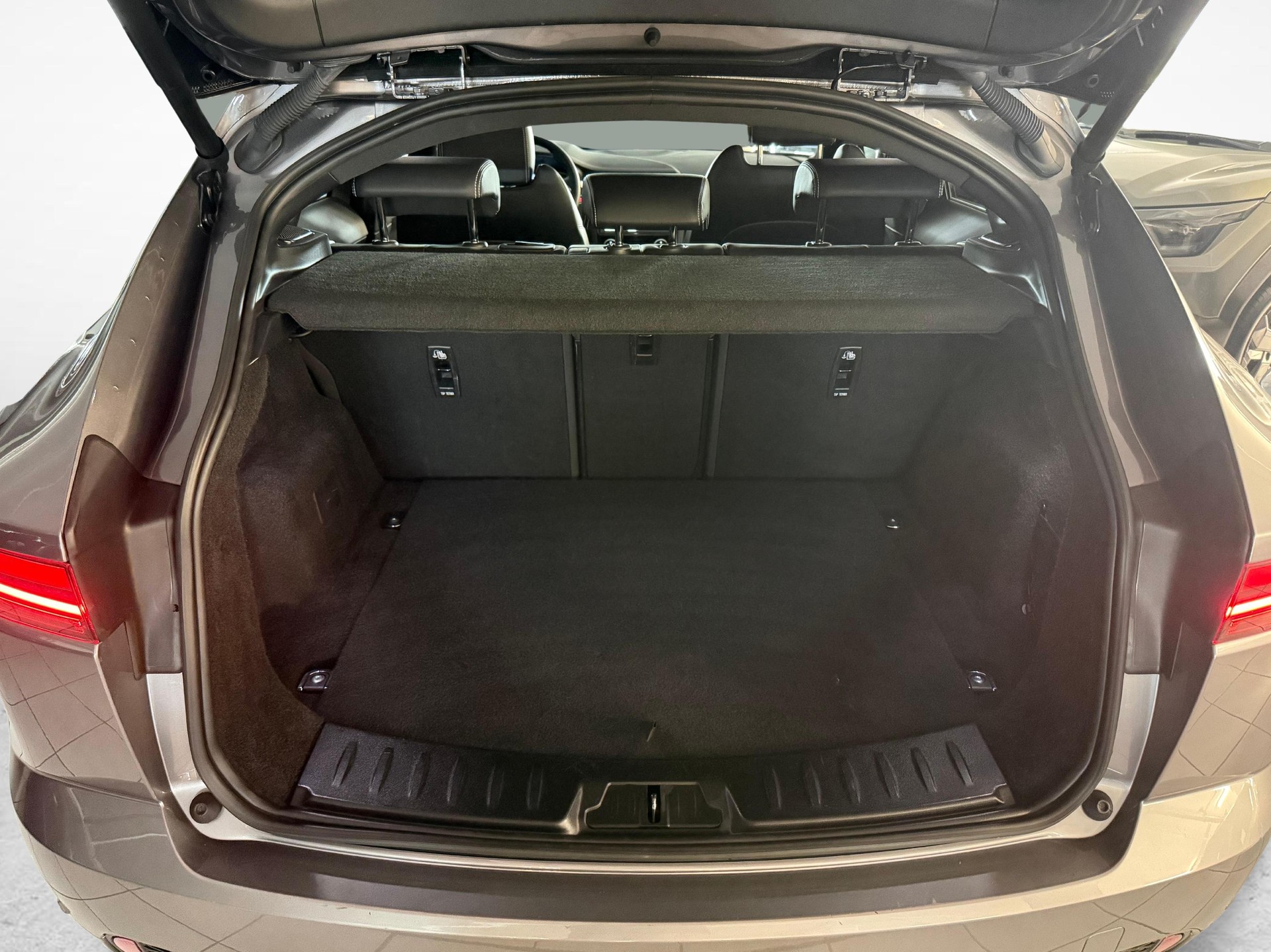 JAGUAR E-Pace 2.0 I4 250 R-Dynamic SE AWD-image-13