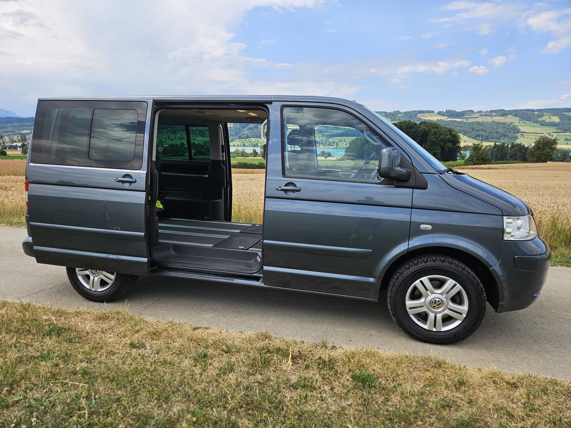 VW Multivan 2.5 TDI Cruise-image-1