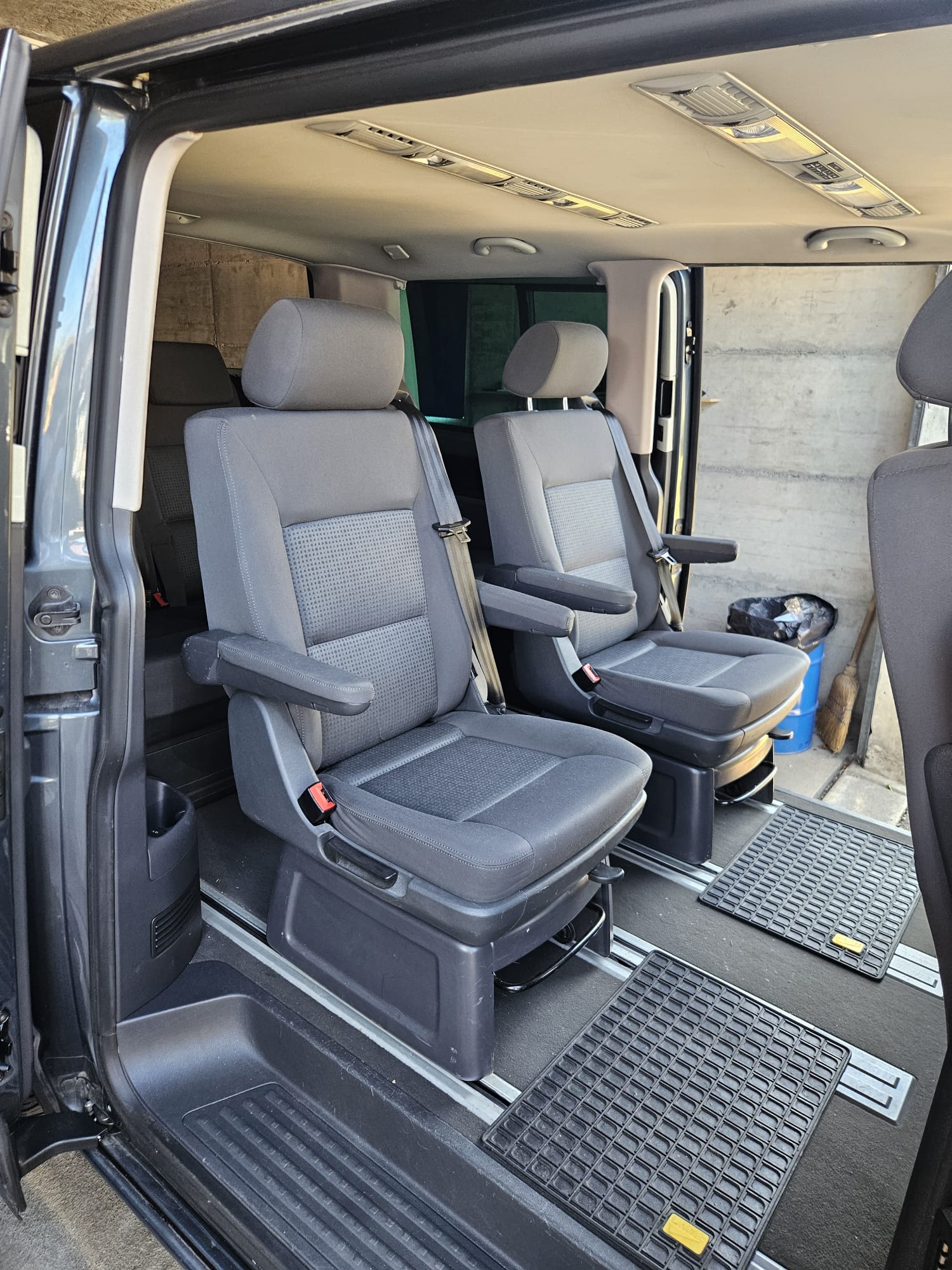 VW Multivan 2.5 TDI Cruise-image-4