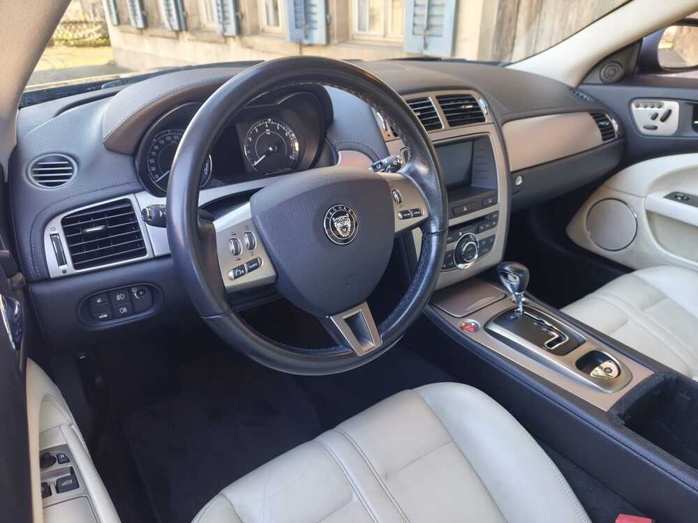 JAGUAR XK 4.2 V8 Automatic-image-9