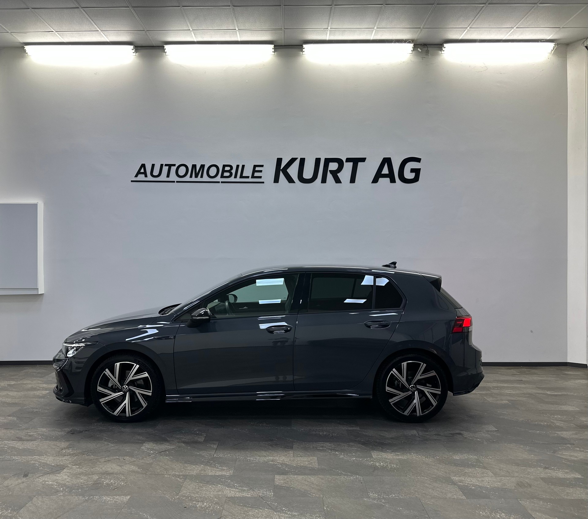 VW Golf 2.0 TDI R-Line DSG 4Motion-image-2