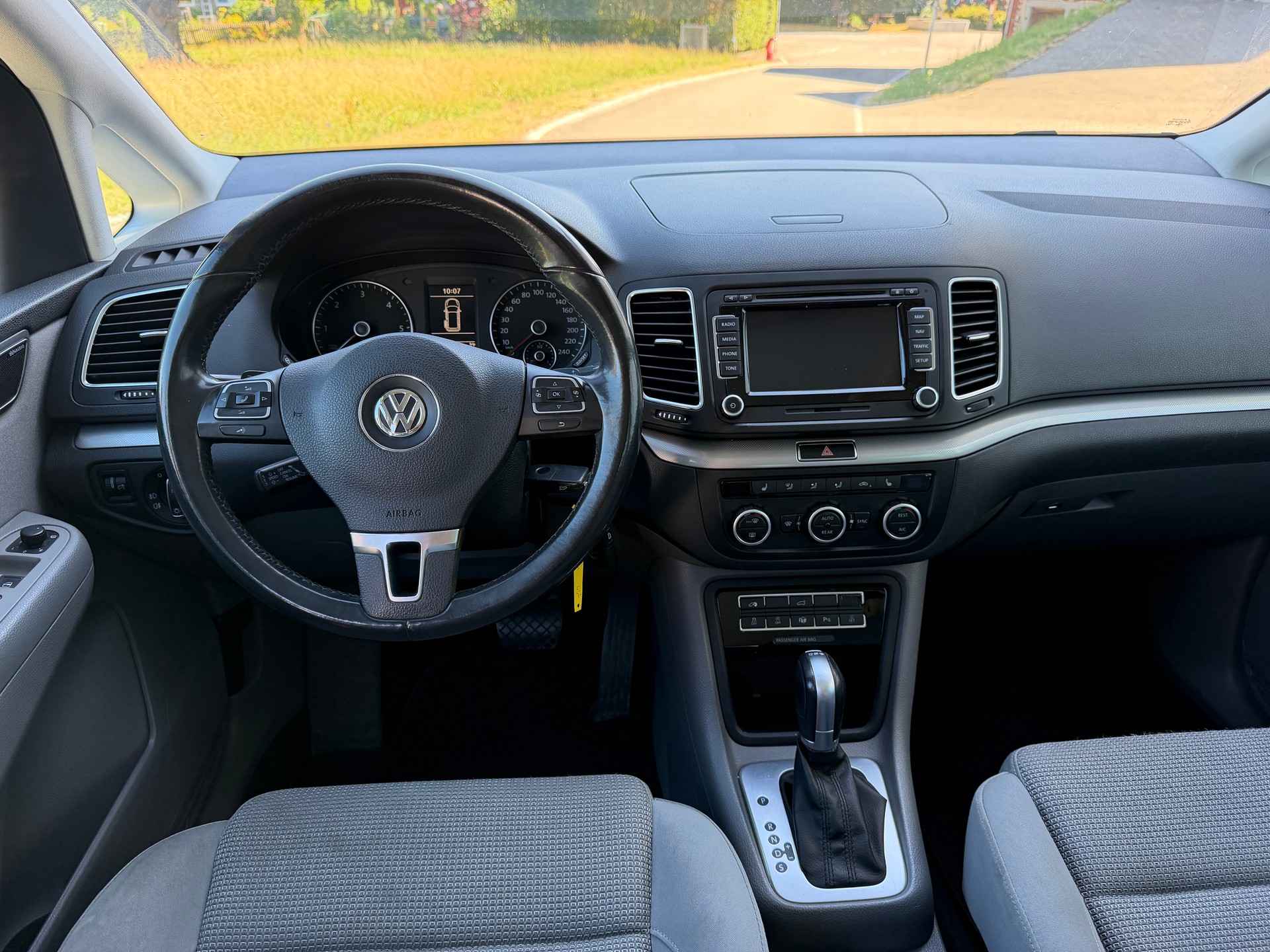 VW Sharan 2.0 TDI BlueMotion Technology Design DSG-image-10