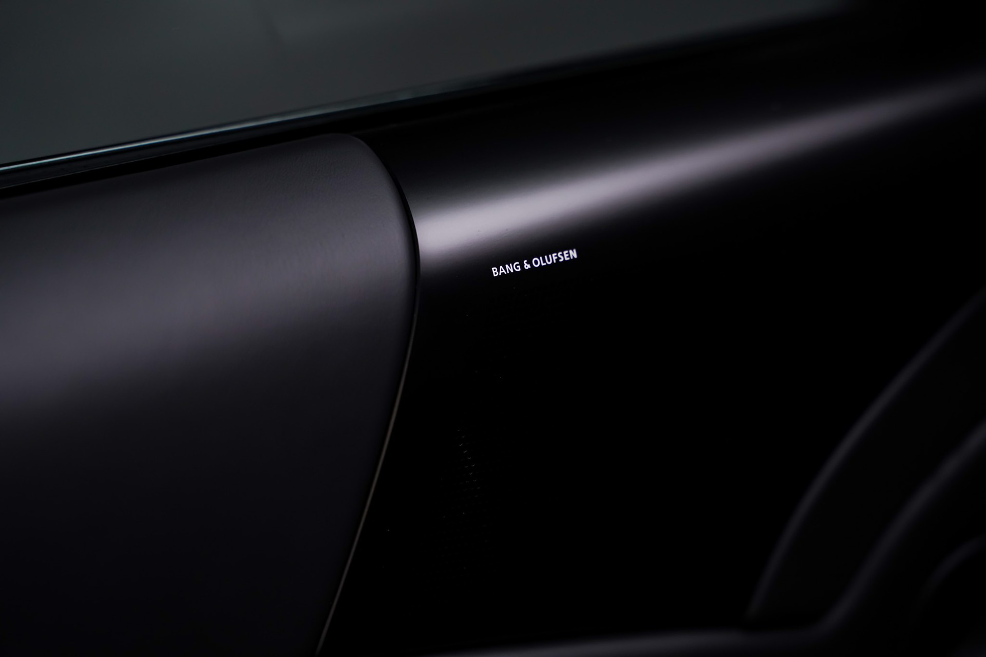 ASTON MARTIN DB9 Volante Carbon Black Touchtronic 2-image-14