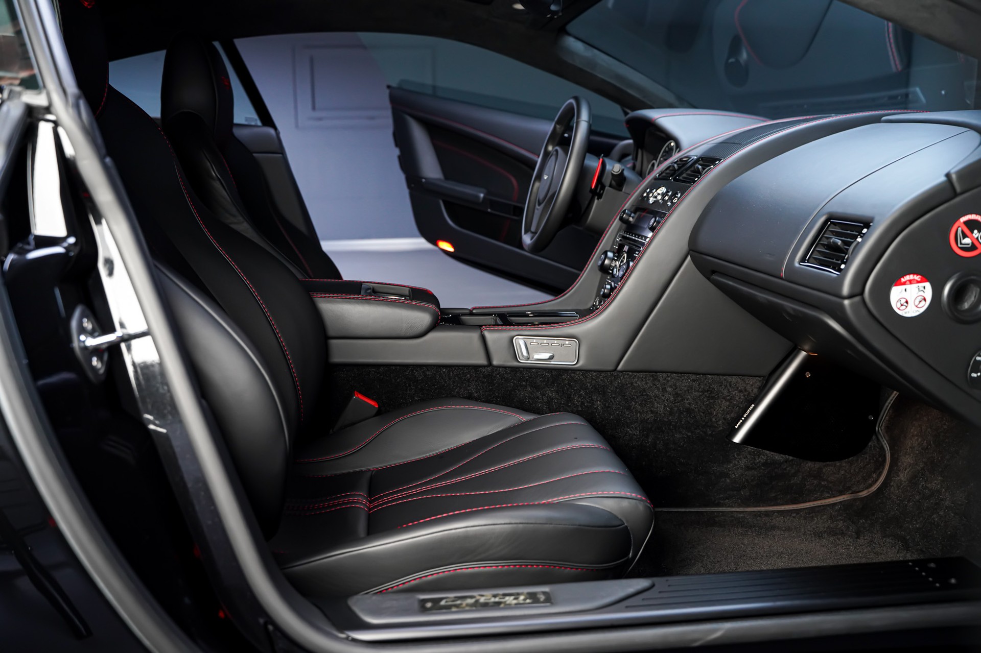 ASTON MARTIN DB9 Volante Carbon Black Touchtronic 2-image-19
