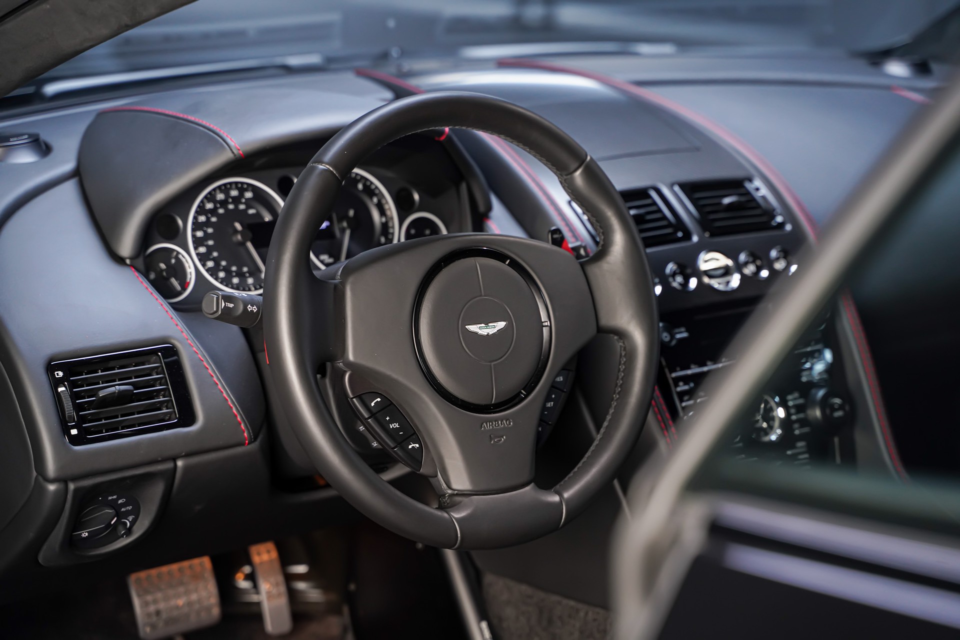 ASTON MARTIN DB9 Volante Carbon Black Touchtronic 2-image-9