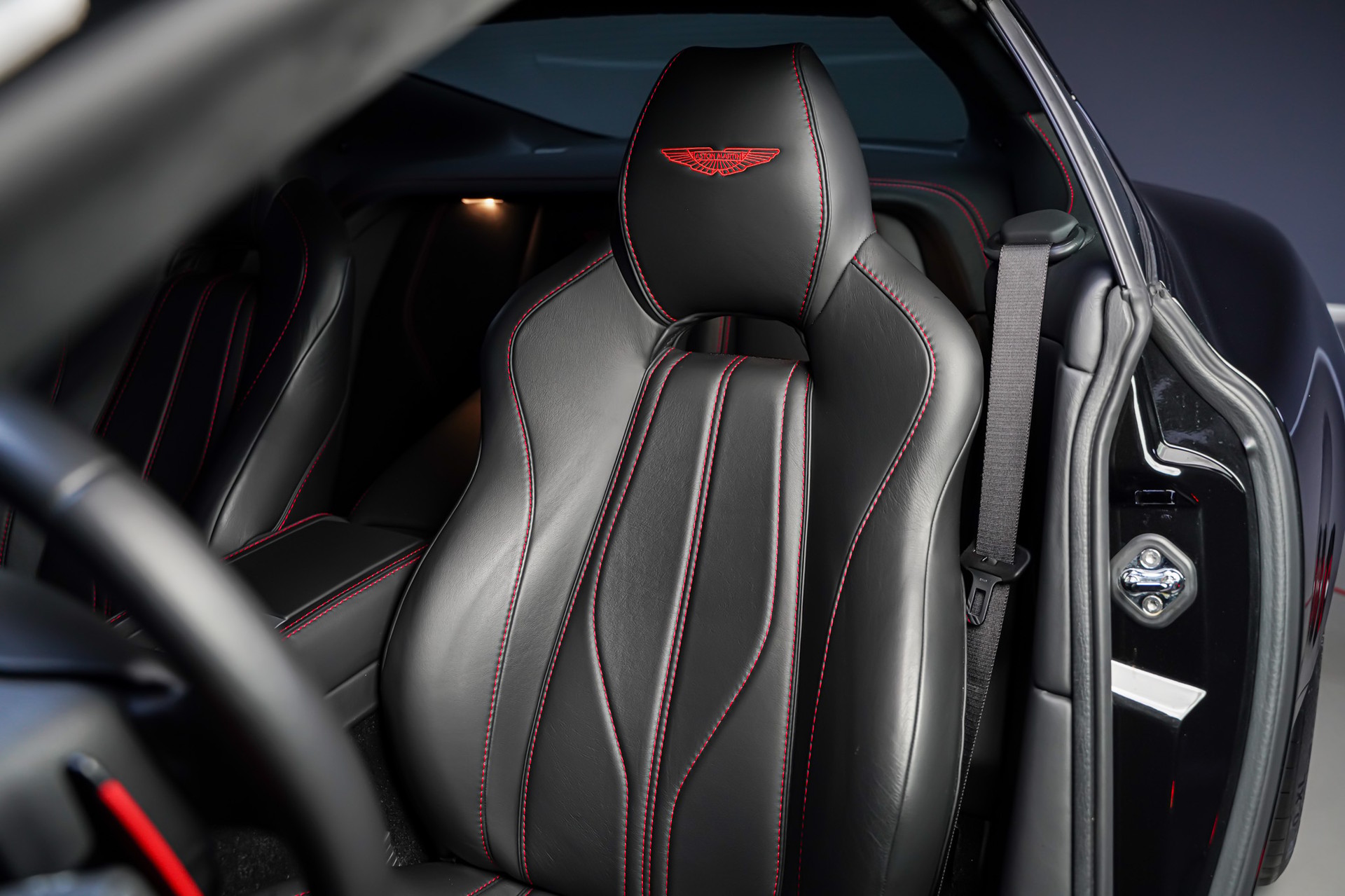 ASTON MARTIN DB9 Volante Carbon Black Touchtronic 2-image-12