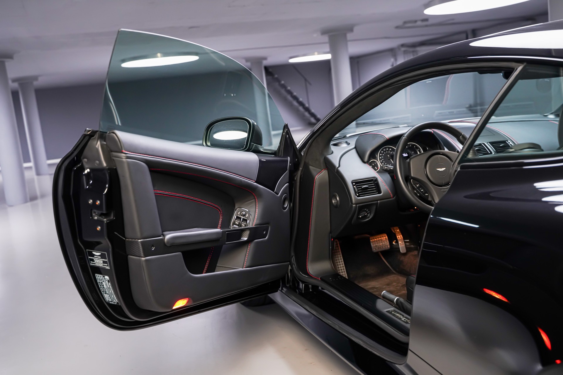 ASTON MARTIN DB9 Volante Carbon Black Touchtronic 2-image-8