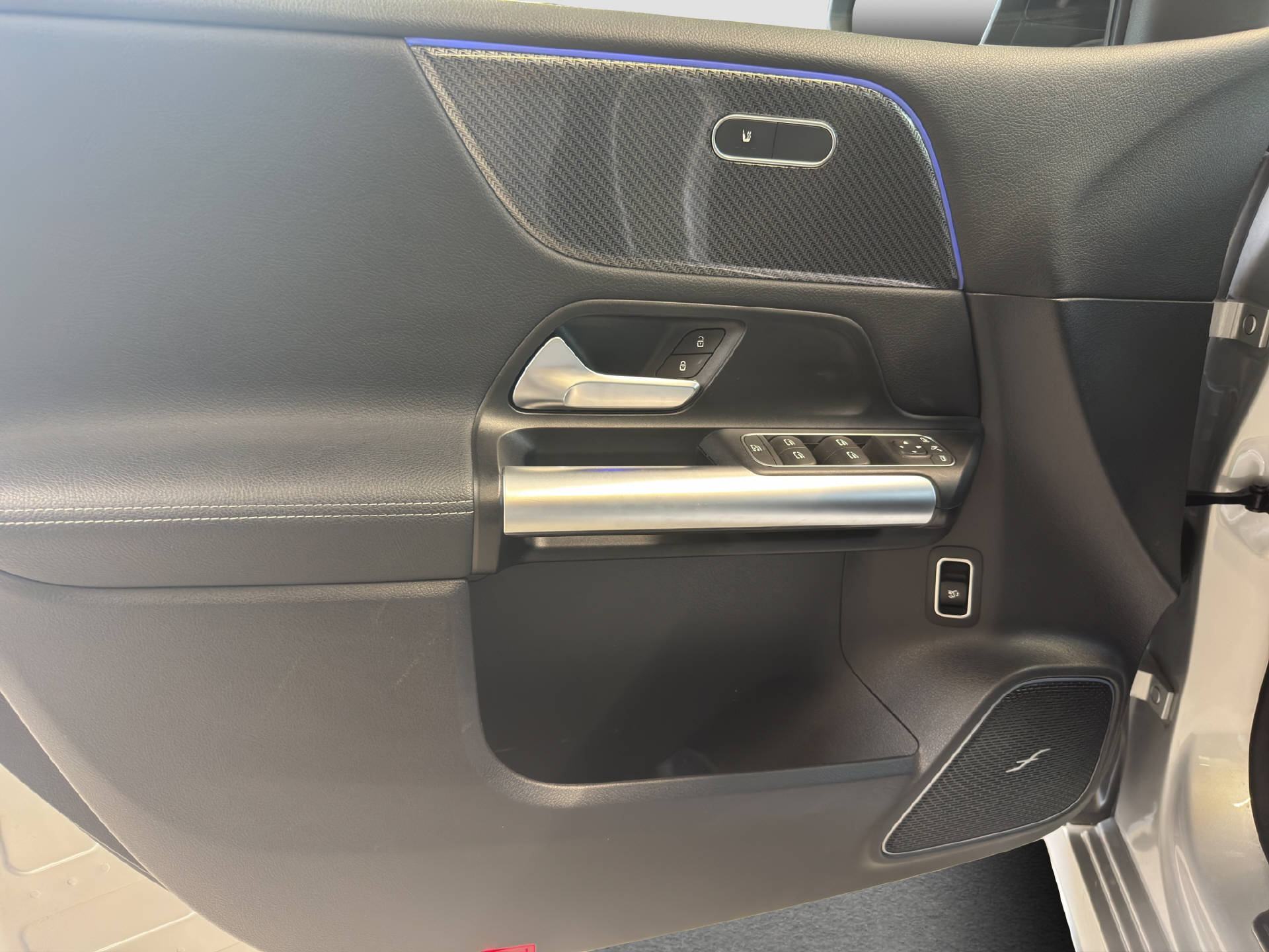 MERCEDES-BENZ B 200 AMG Line-image-11