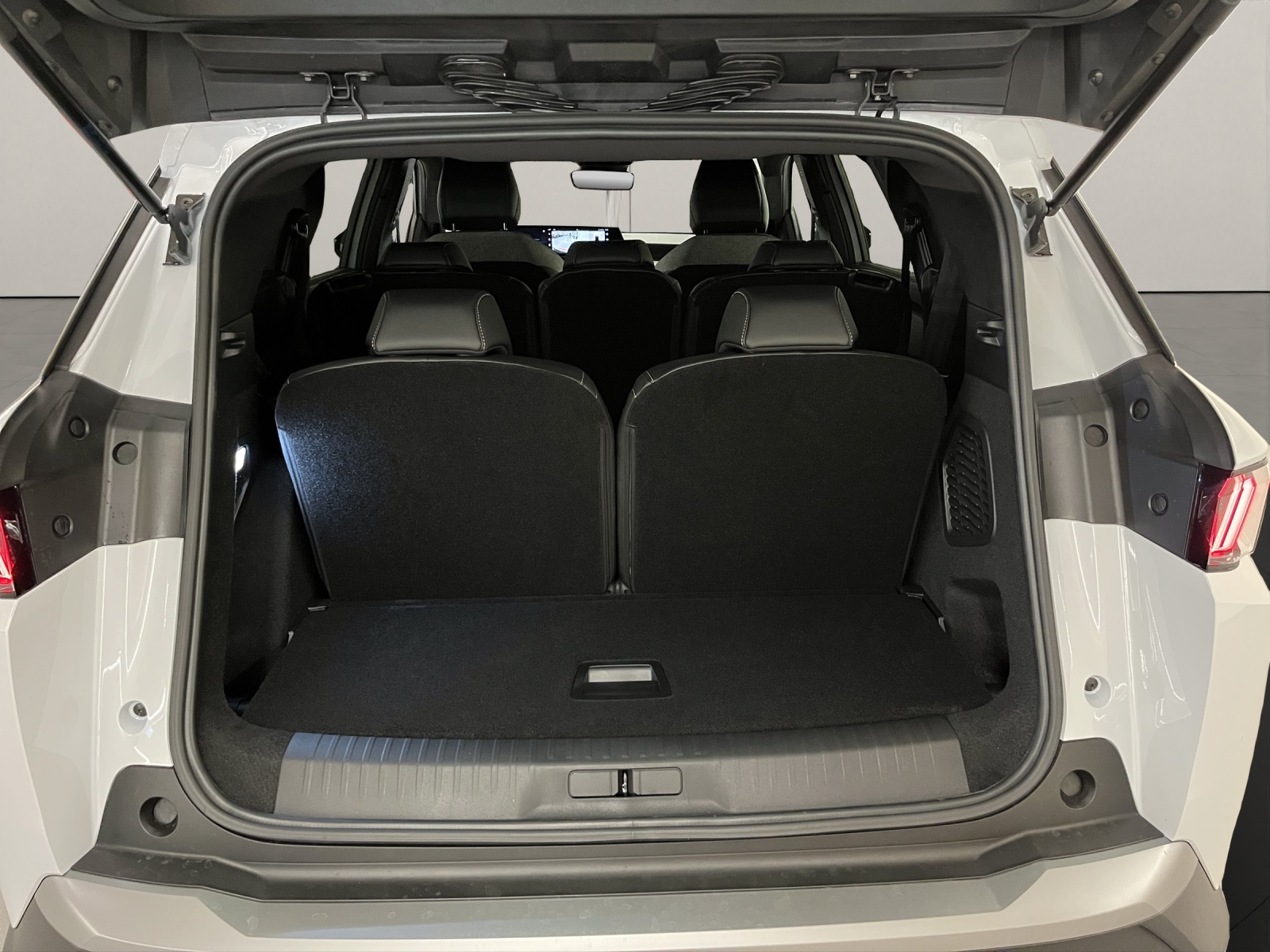 PEUGEOT 5008 1.2 Hybrid Allure Premium-image-15