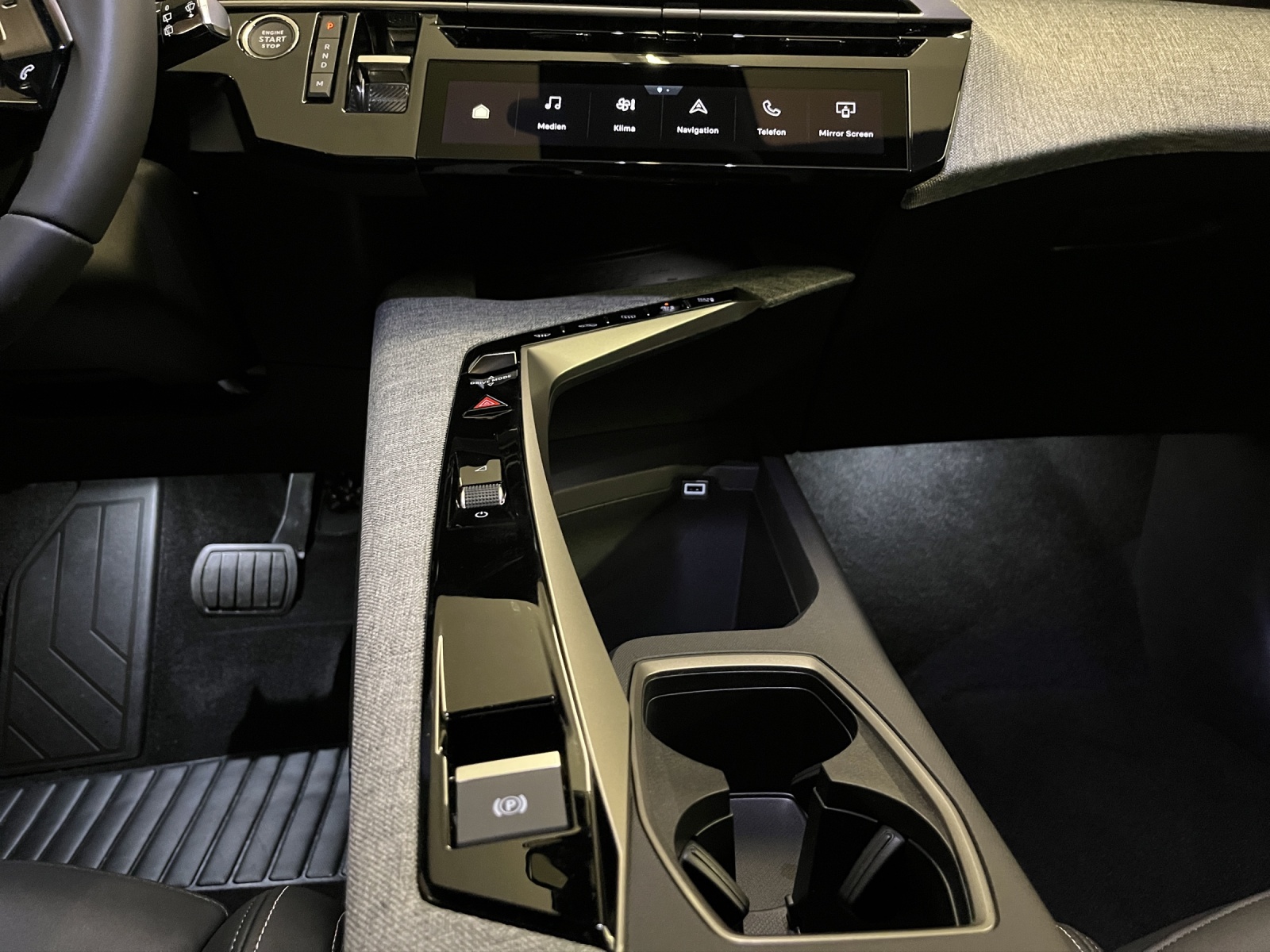 PEUGEOT 5008 1.2 Hybrid Allure Premium-image-11