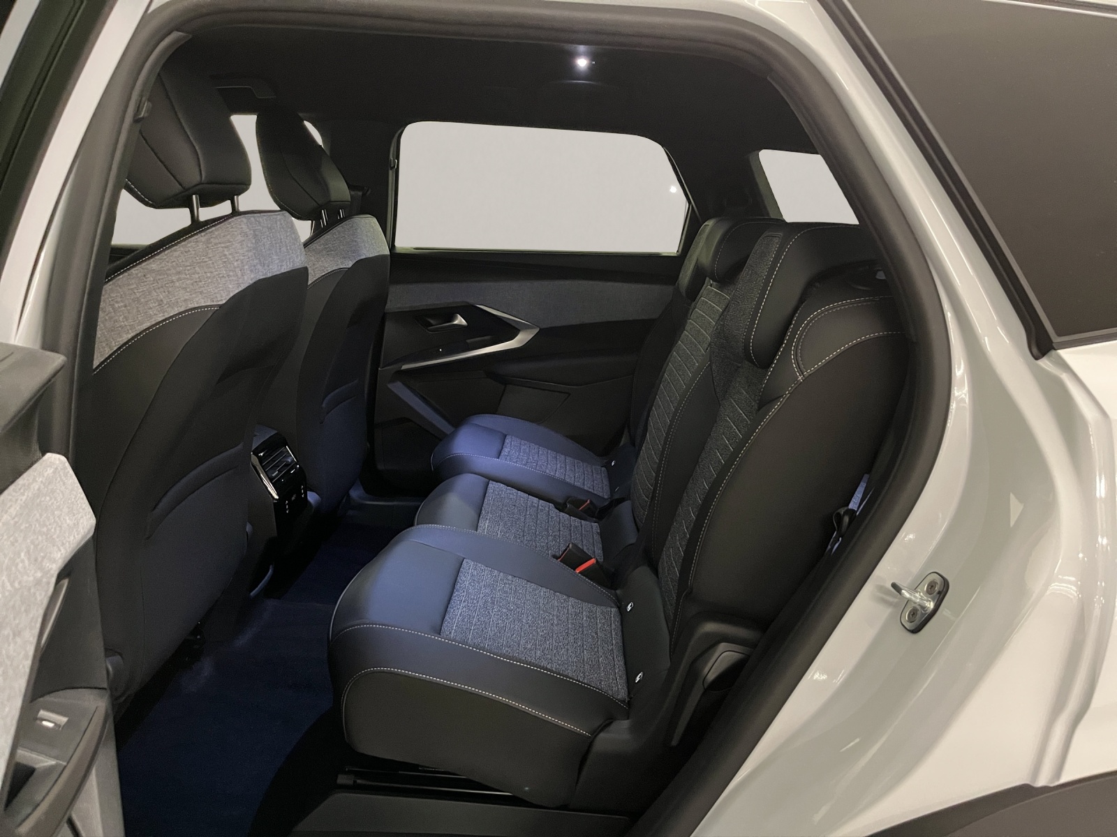 PEUGEOT 5008 1.2 Hybrid Allure Premium-image-13