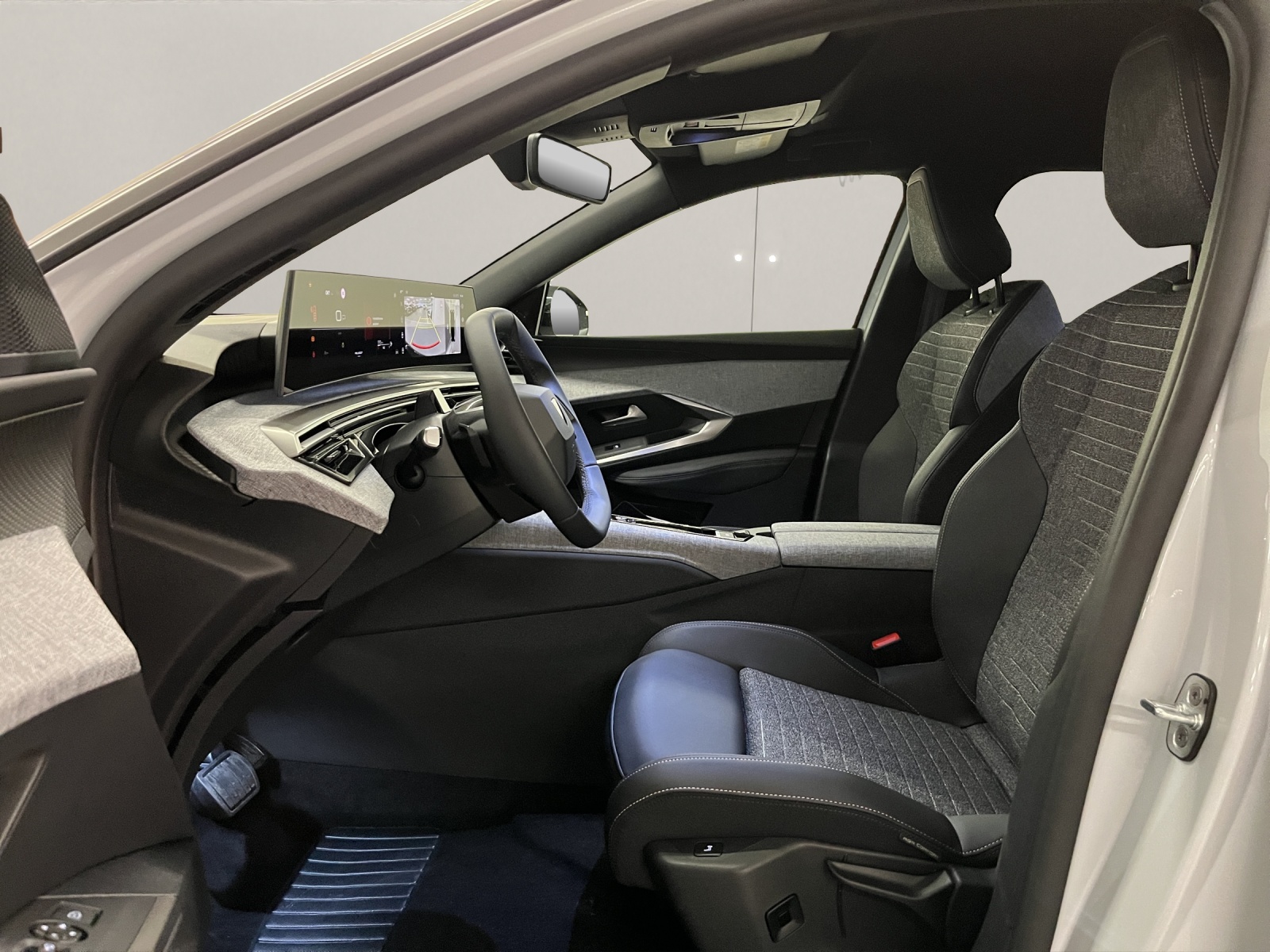 PEUGEOT 5008 1.2 Hybrid Allure Premium-image-6