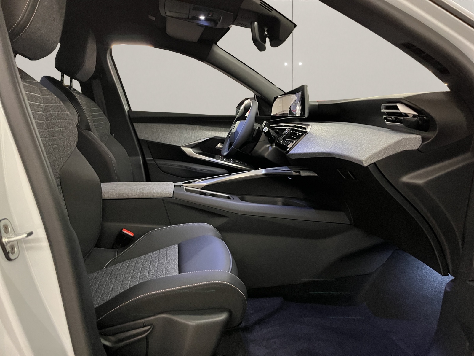 PEUGEOT 5008 1.2 Hybrid Allure Premium-image-12