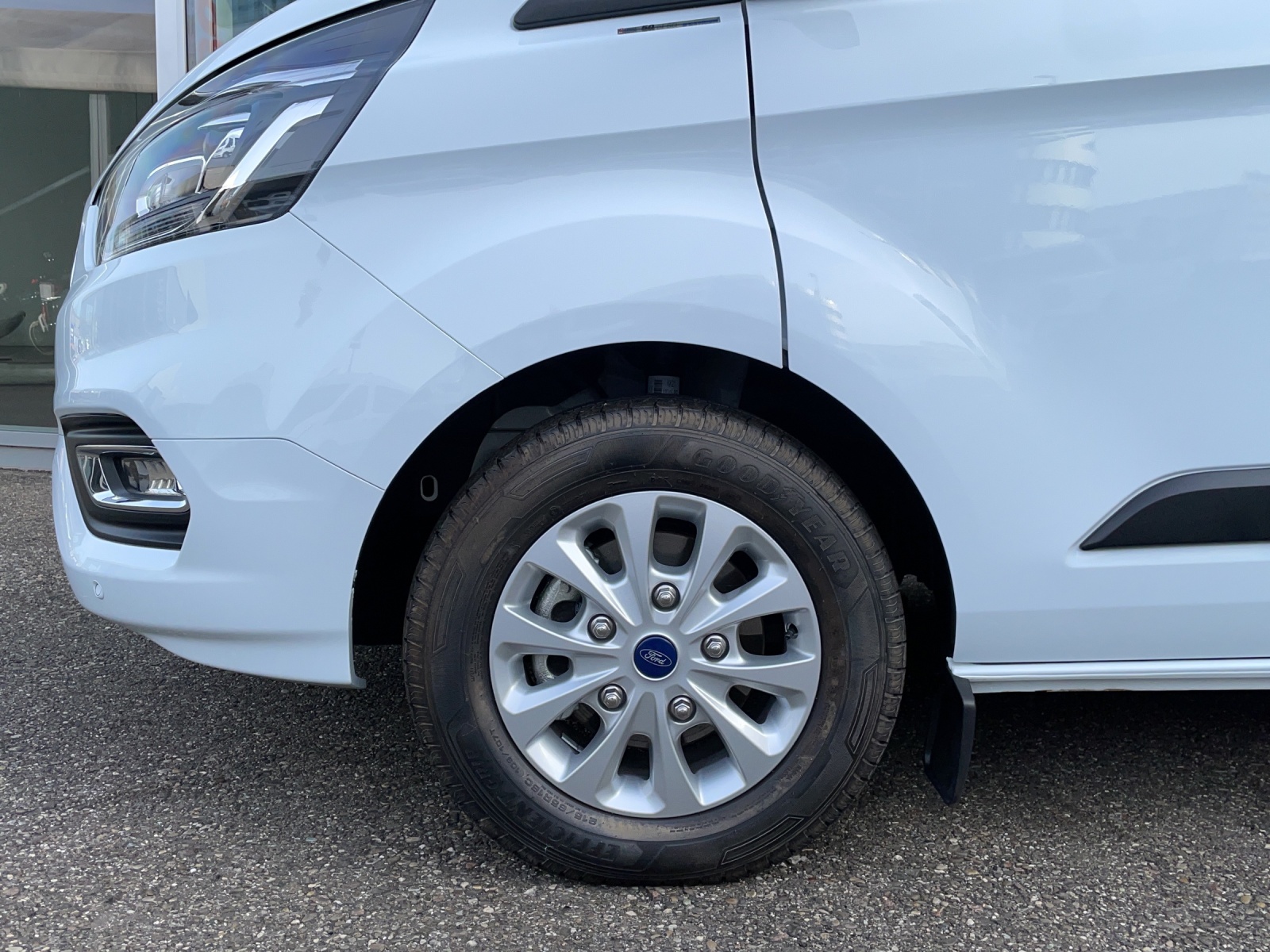 FORD Tourneo Custom Bus 320 L1 2.0 TDCi 185 Camper Trend Swiss Edition-image-12