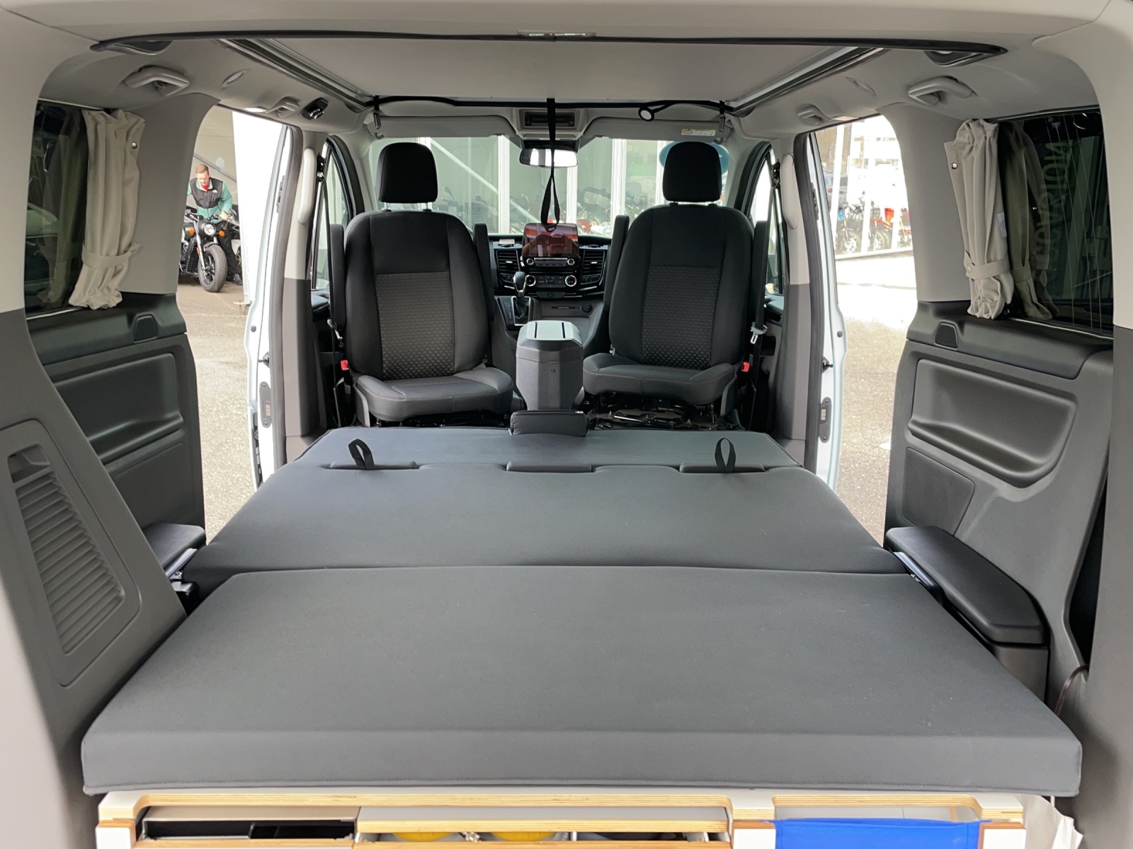 FORD Tourneo Custom Bus 320 L1 2.0 TDCi 185 Camper Trend Swiss Edition-image-13