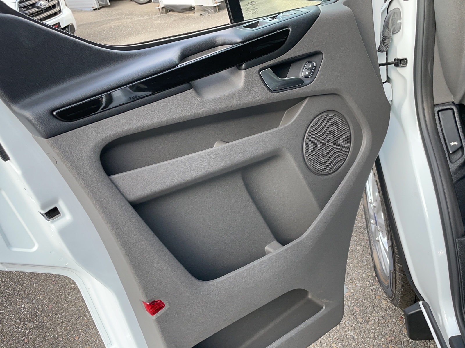 FORD Tourneo Custom Bus 320 L1 2.0 TDCi 185 Camper Trend Swiss Edition-image-10