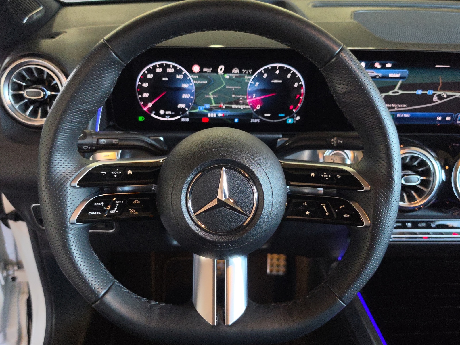 MERCEDES-BENZ GLB 220 4Matic AMG Line 8G-Tronic-image-11