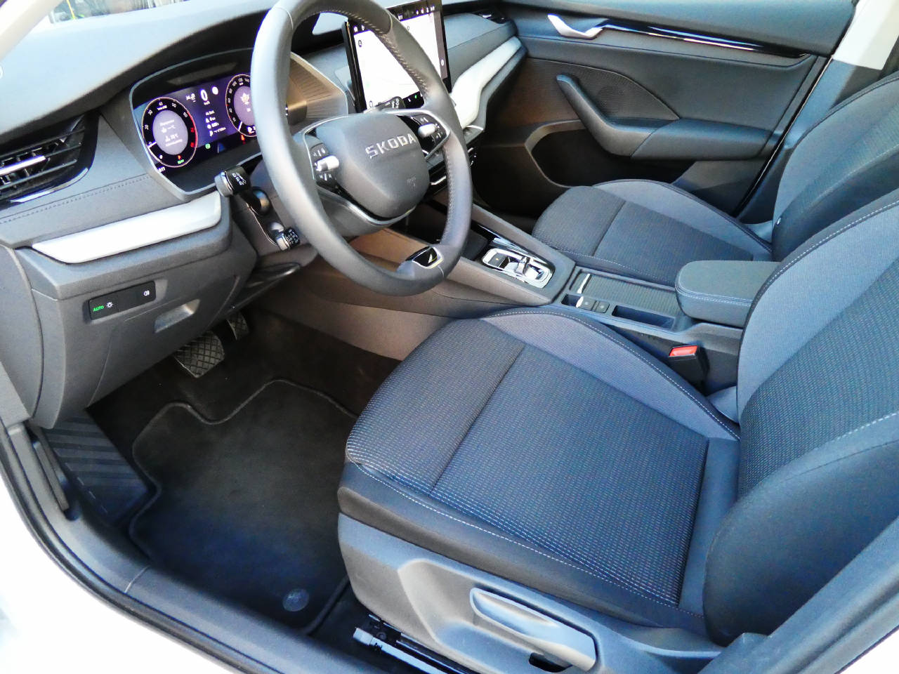 SKODA Octavia Combi 1.5 TSI Selection DSG-image-8