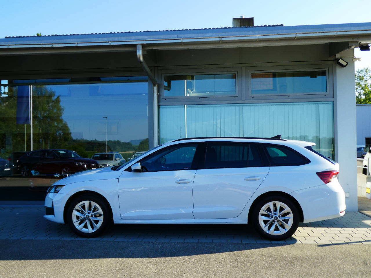 SKODA Octavia Combi 1.5 TSI Selection DSG-image-7