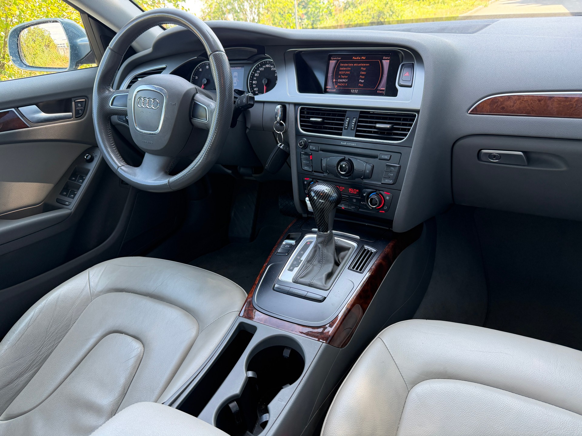 AUDI A4 Limousine 2.0 TFSI quattro S-tronic-image-9