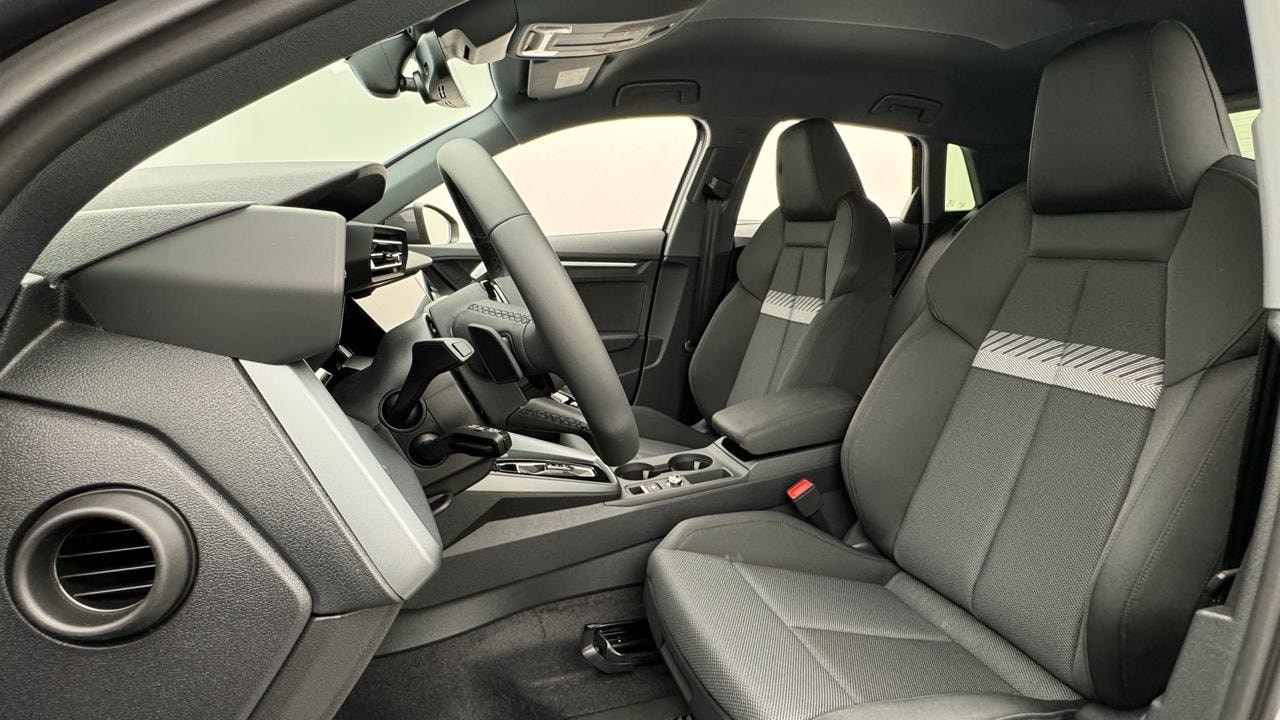 AUDI A3 Sportback TFSI 110 KW S Line-image-4