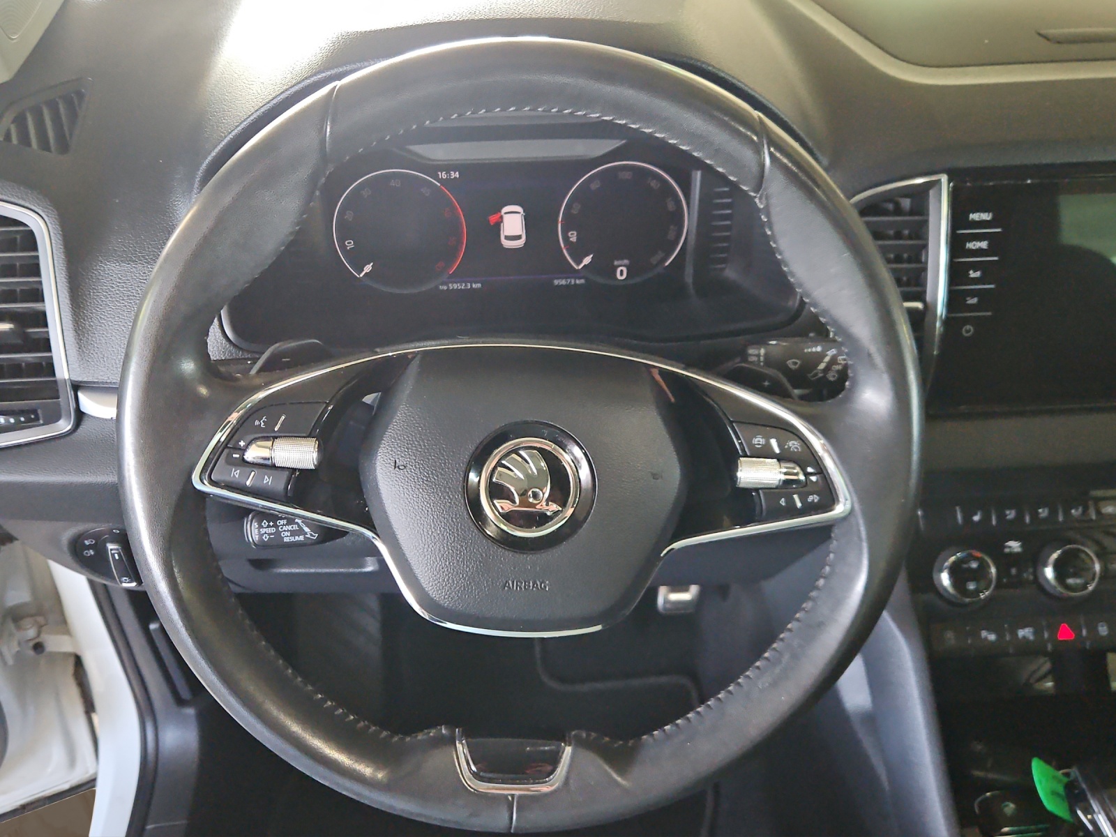 SKODA Karoq 2.0 TDI CR Style 4x4 DSG-image-11