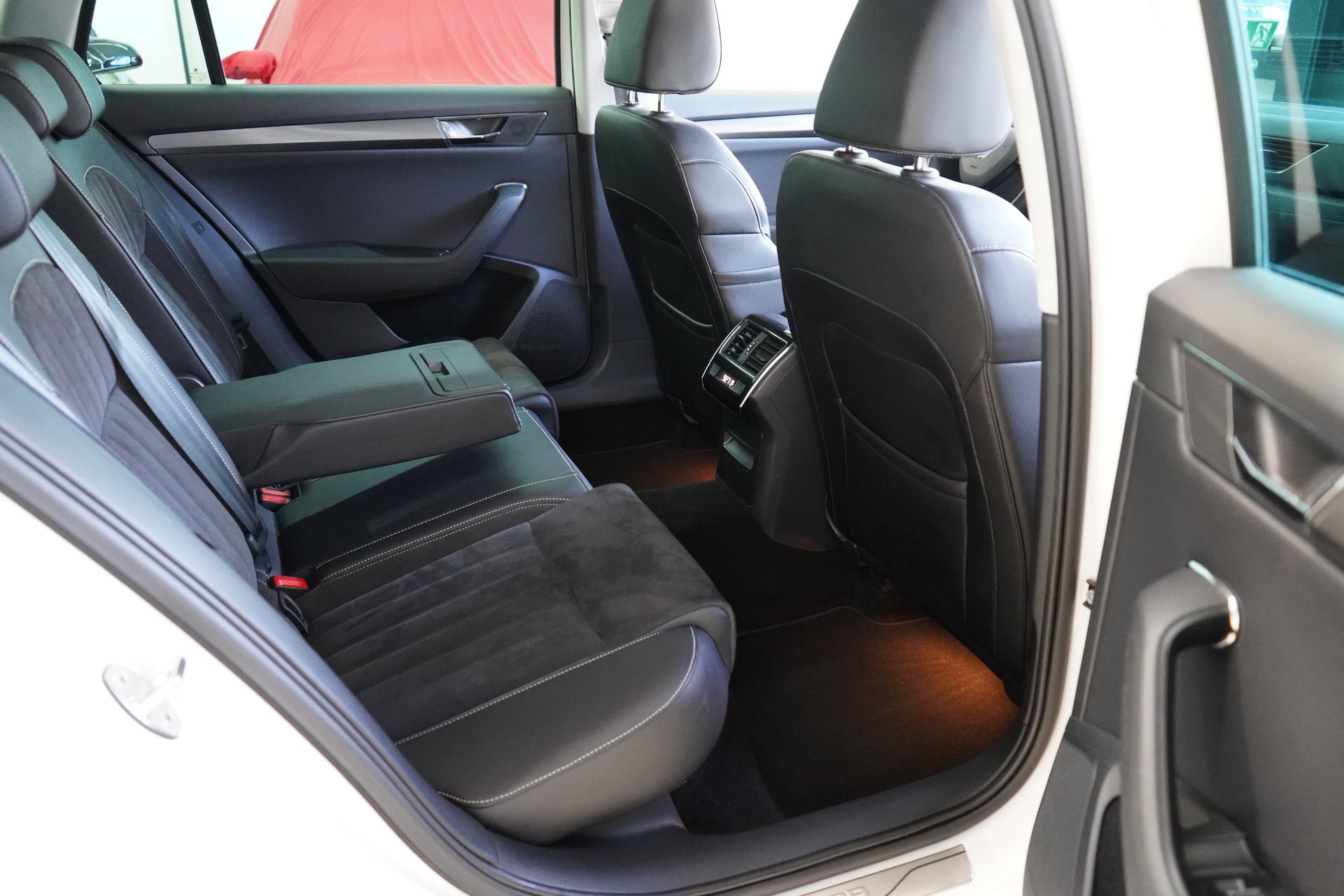SKODA Superb Combi 2.0 TDi Style DSG-image-22
