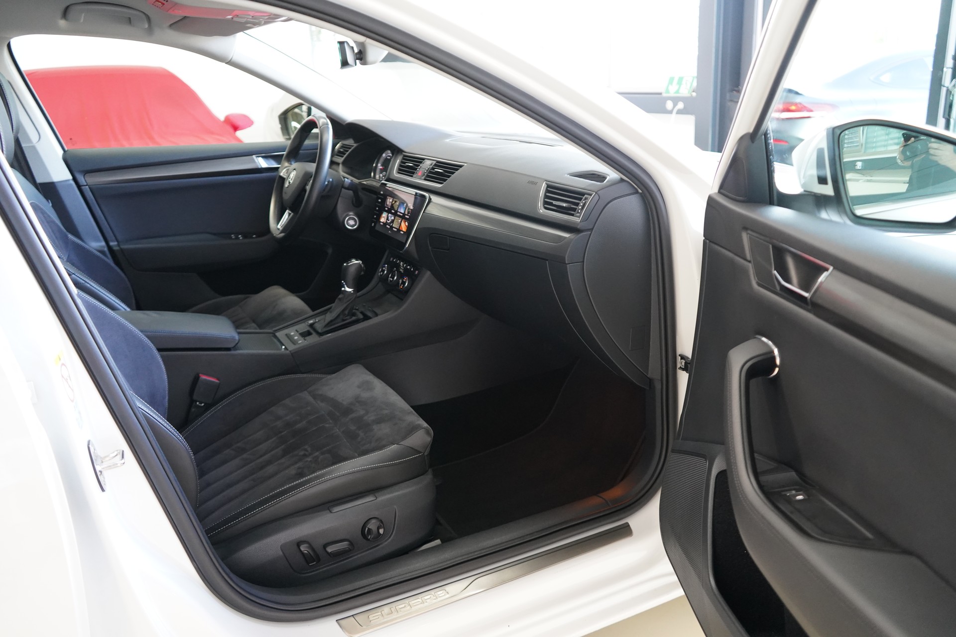 SKODA Superb Combi 2.0 TDi Style DSG-image-19