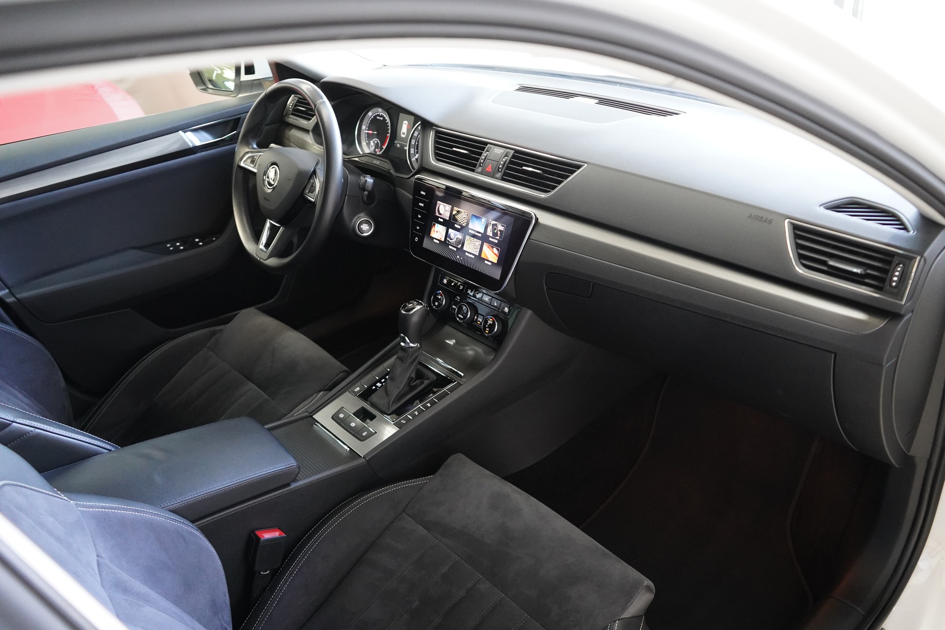 SKODA Superb Combi 2.0 TDi Style DSG-image-20