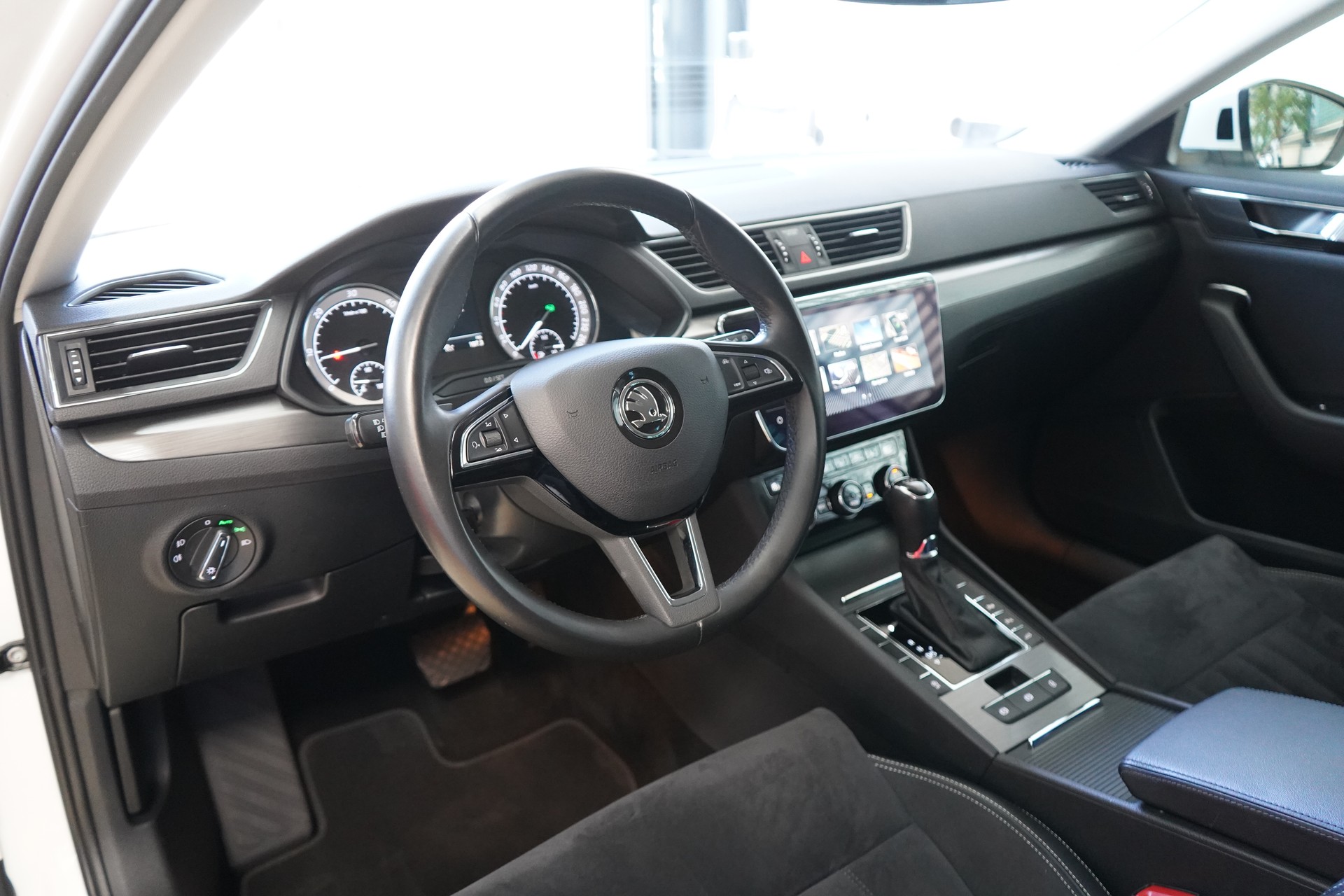 SKODA Superb Combi 2.0 TDi Style DSG-image-13