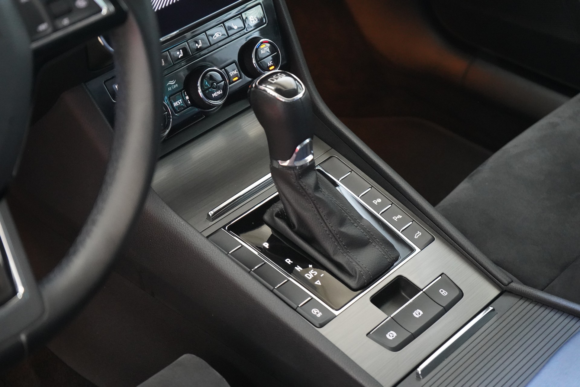 SKODA Superb Combi 2.0 TDi Style DSG-image-15