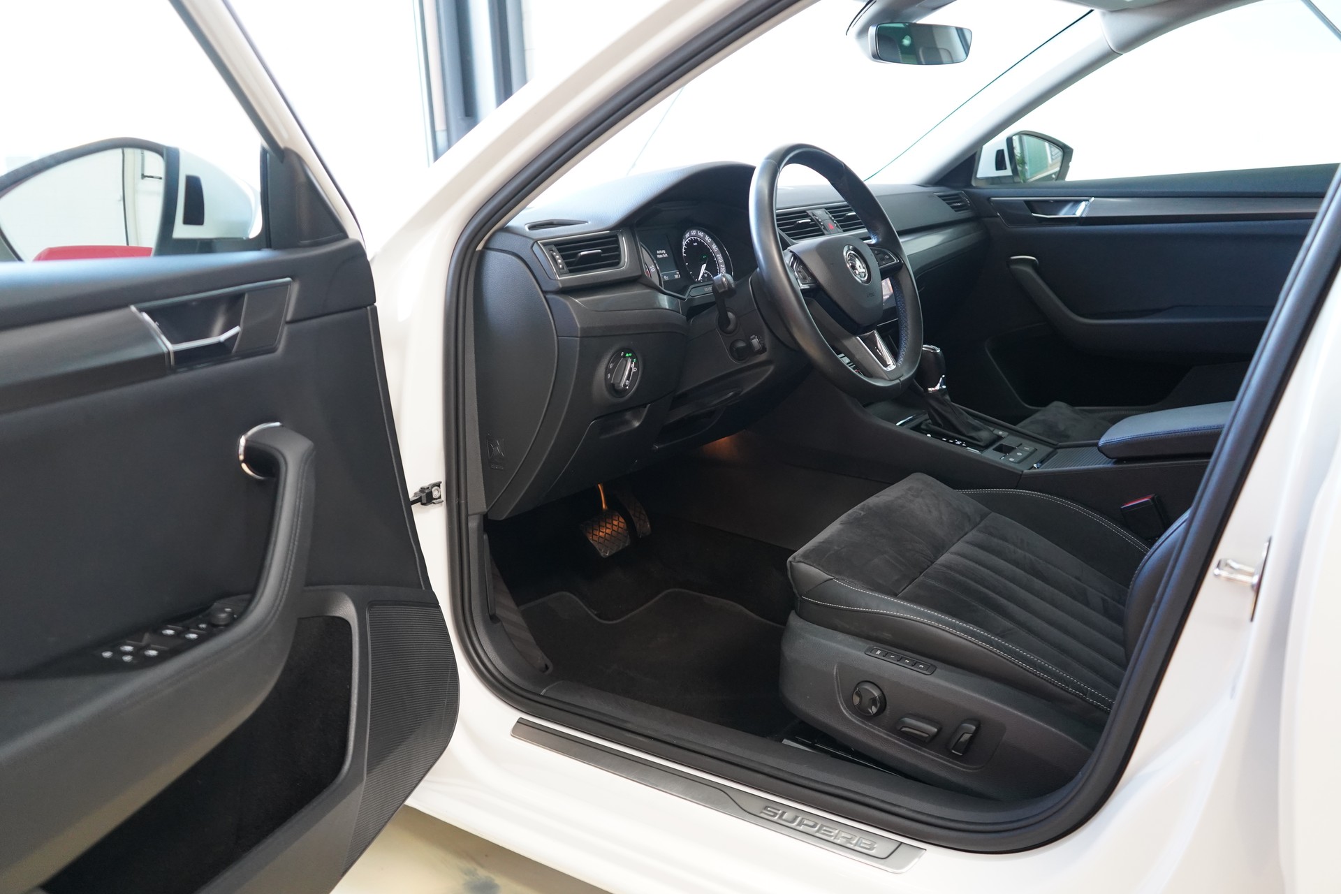 SKODA Superb Combi 2.0 TDi Style DSG-image-12