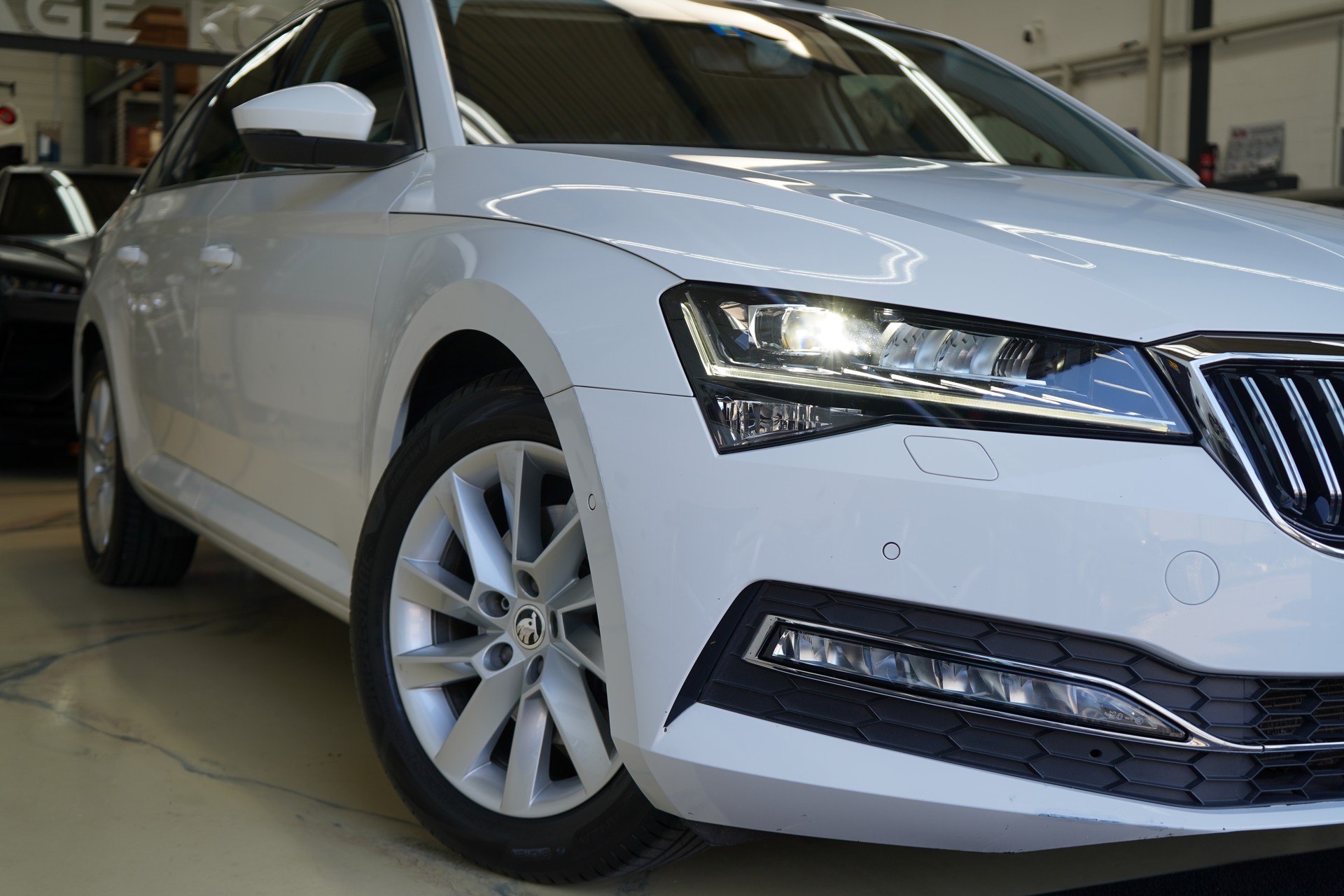 SKODA Superb Combi 2.0 TDi Style DSG-image-11
