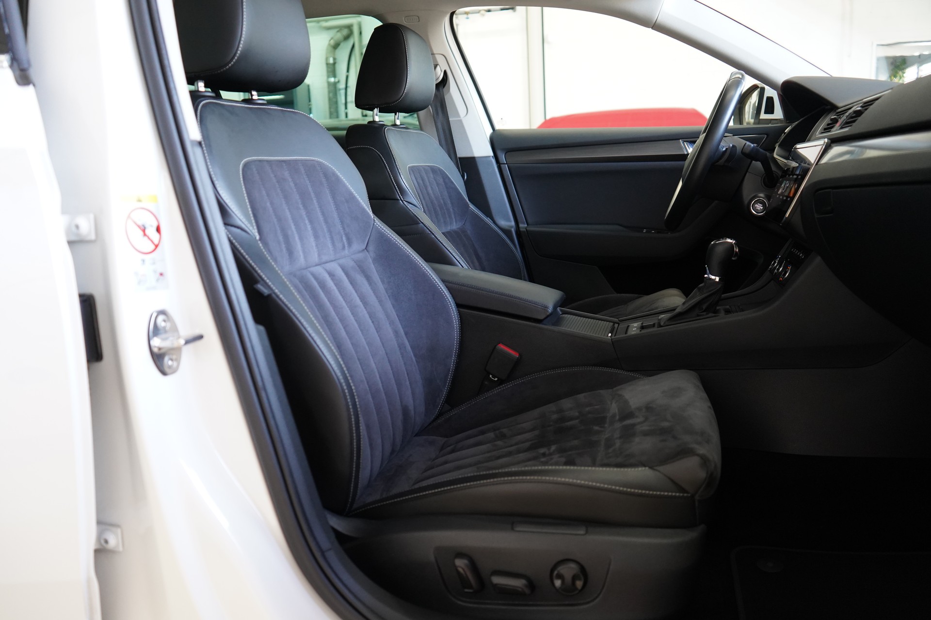 SKODA Superb Combi 2.0 TDi Style DSG-image-23