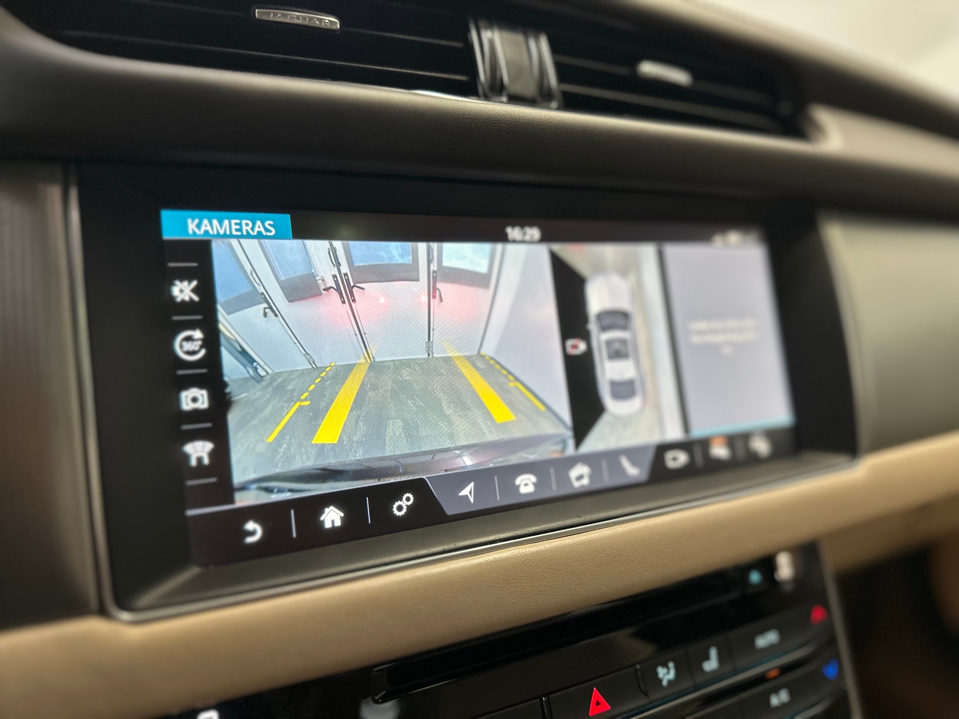 JAGUAR XF 25d Prestige AWD Automatic-image-13