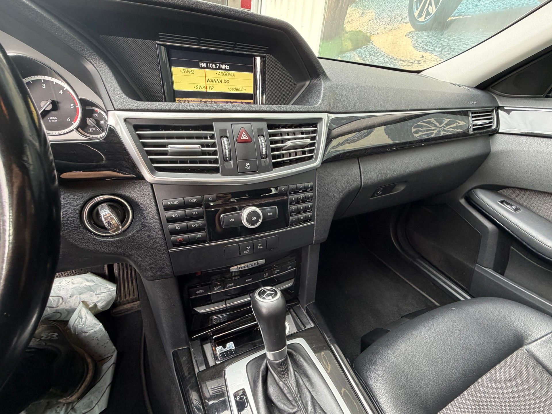 MERCEDES-BENZ E 220 CDI BlueEfficiency Avantgarde Automatic-image-8