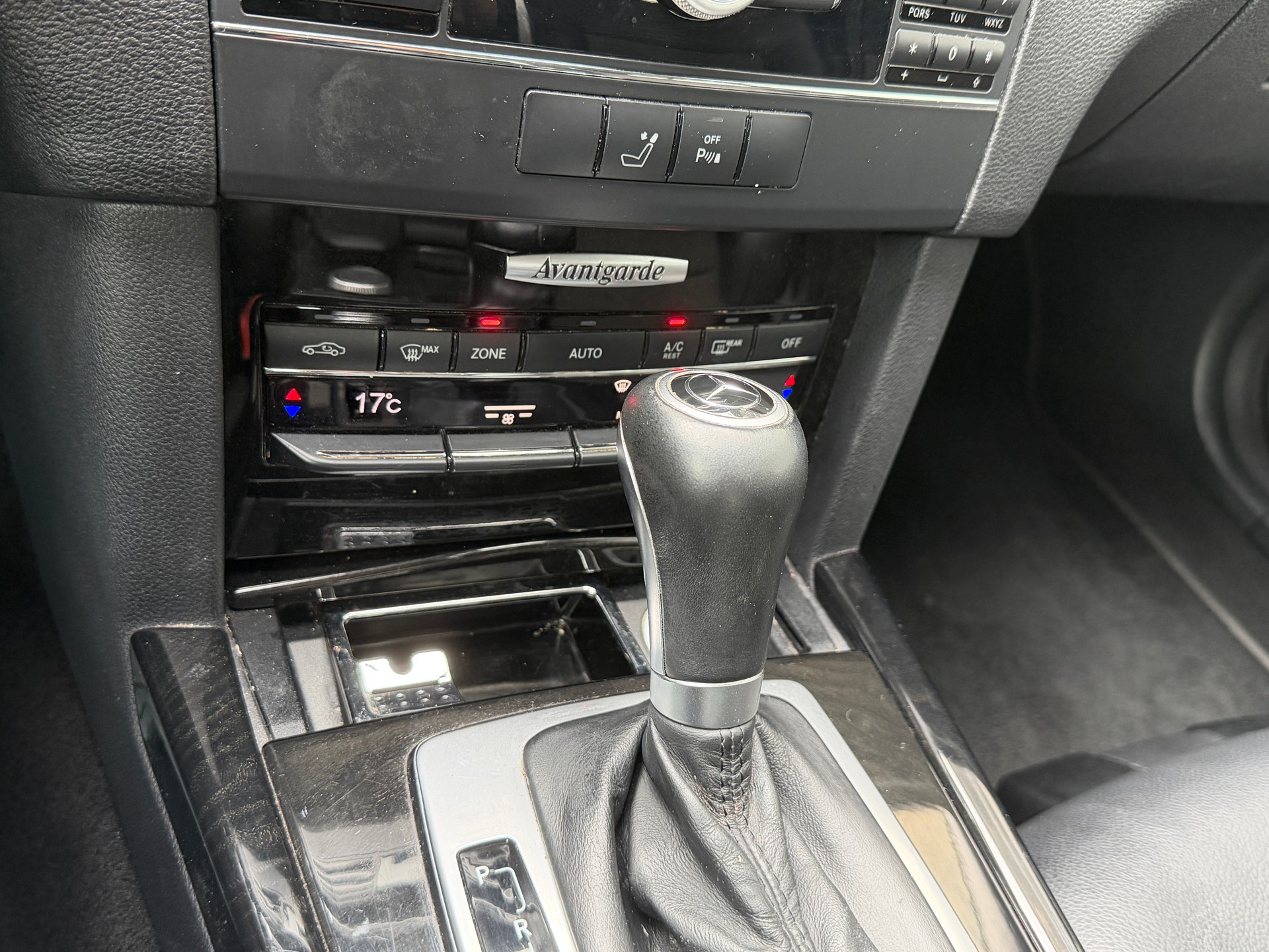 MERCEDES-BENZ E 220 CDI BlueEfficiency Avantgarde Automatic-image-10