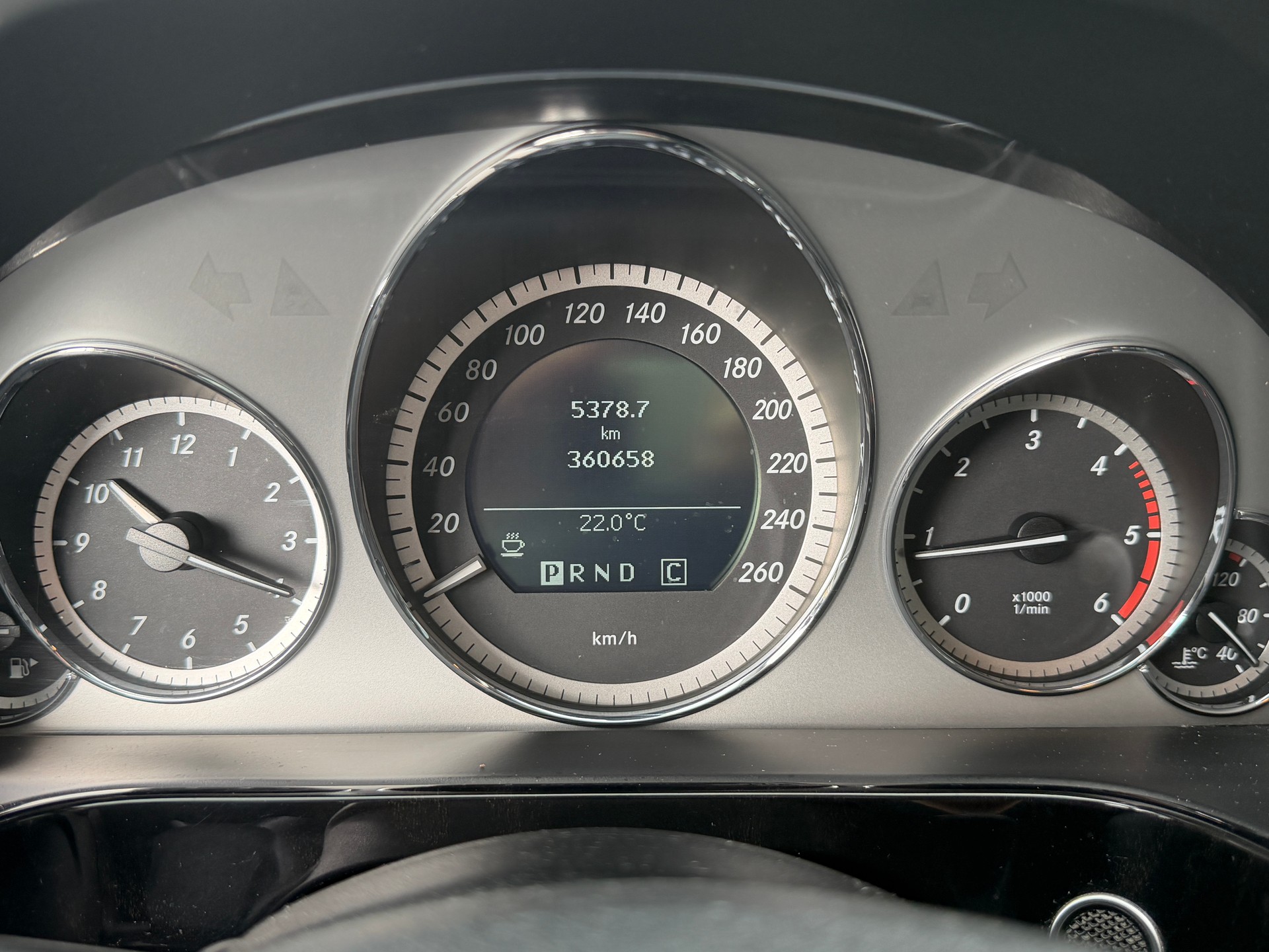 MERCEDES-BENZ E 220 CDI BlueEfficiency Avantgarde Automatic-image-9