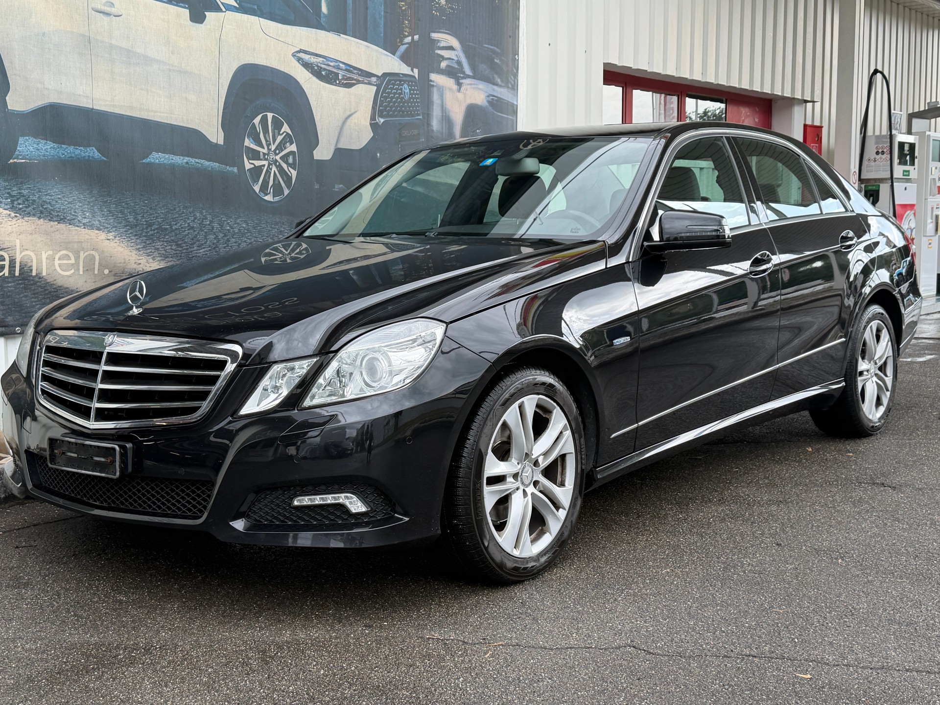 MERCEDES-BENZ E 220 CDI BlueEfficiency Avantgarde Automatic-image-2