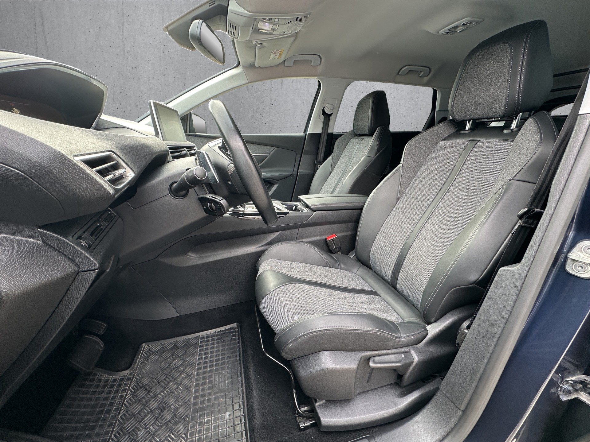 PEUGEOT 5008 1.5 BlueHDi Allure-image-8
