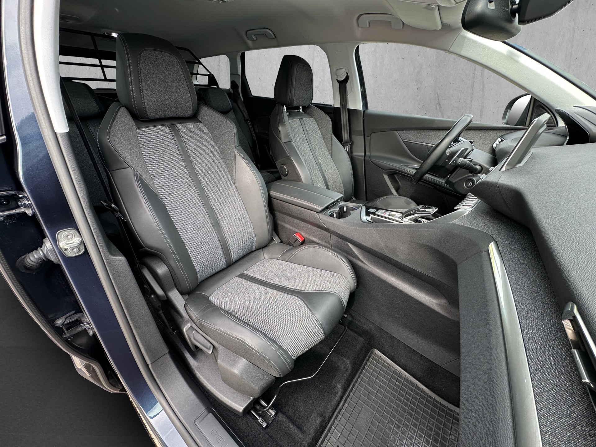 PEUGEOT 5008 1.5 BlueHDi Allure-image-11