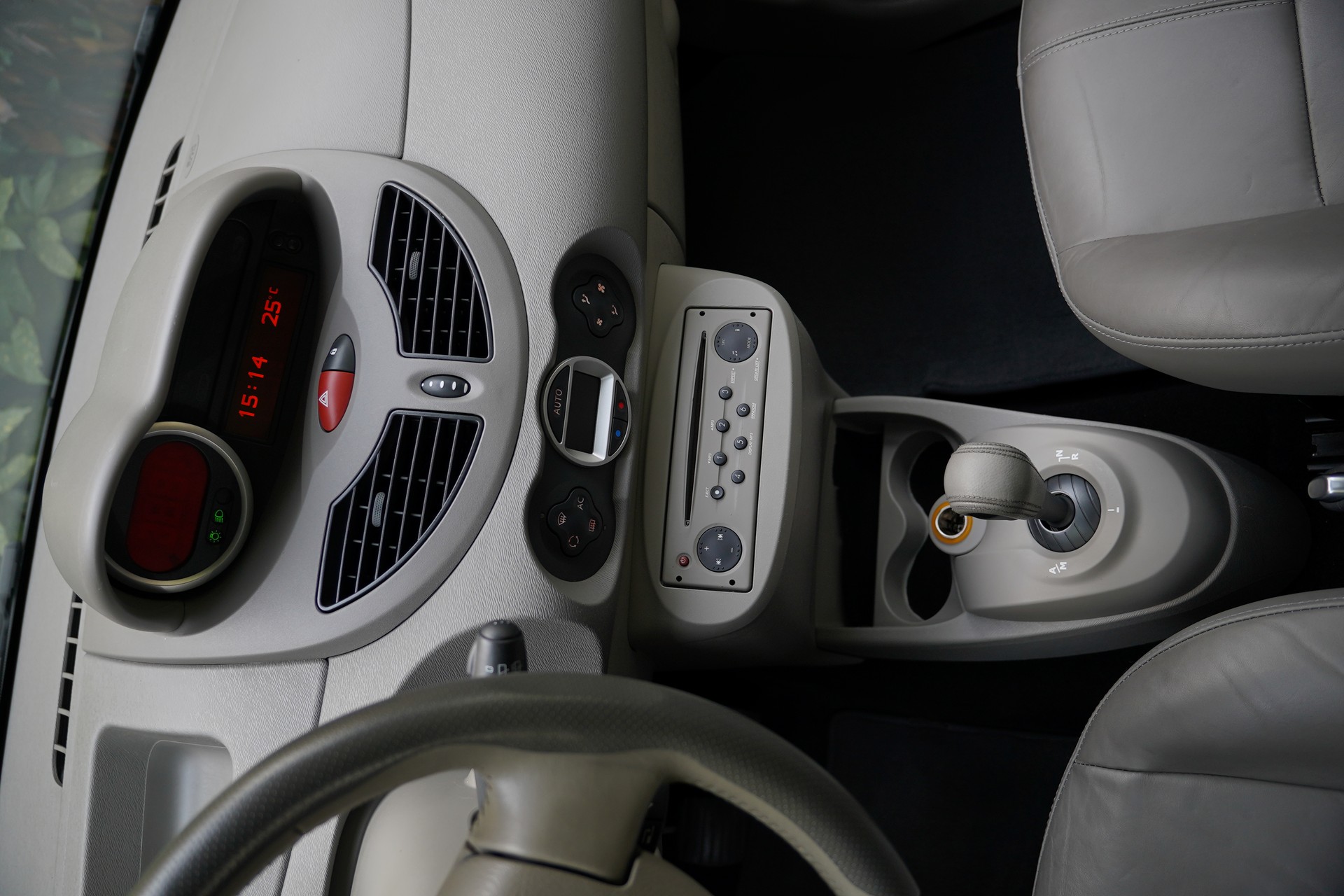 RENAULT Twingo 1.2 16V Initiale Quickshift-image-29
